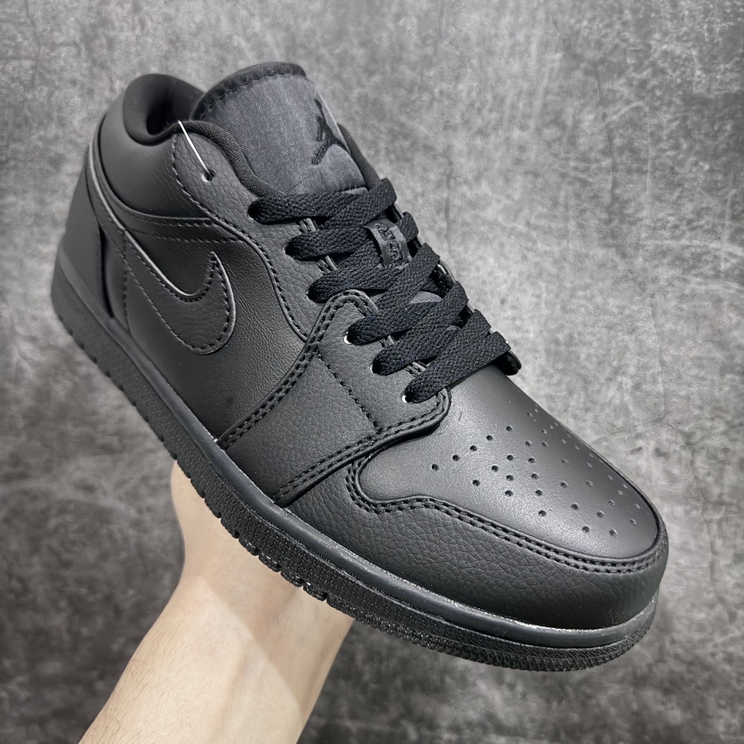 图片[3]-【K版】Air Jordan 1 Low\”Triple Black\”AJ1乔丹一代低帮经典复古文化休闲运动篮球鞋“武士全黑”553558-091nn男女鞋半码制n原楦原档案数据开发n采用软质牛剖革组合丝绸布鞋面材质n鞋垫嵌入缓震EVA物料及缜密拉帮中底布n外置耐磨橡胶隔色大底 尺码：36 36.5 37.5 38 38.5 39 40 40.5 41 42 42.5 43 44 44.5 45n近两年，AirJordan1的热度逐渐下降，但是依然是众多鞋迷们穿搭的首选之一。近日，全新 Air Jordan 1 Low “Triple Black” 官图释出。整双鞋采用全黑皮革面料制成，呈现出满满的高级感。全黑中底和外底进行搭配，完善整双鞋设计。颜值可以说是非常经典，无论男生还是女生，上脚都能轻松驾驭。-莆田鞋批发中心