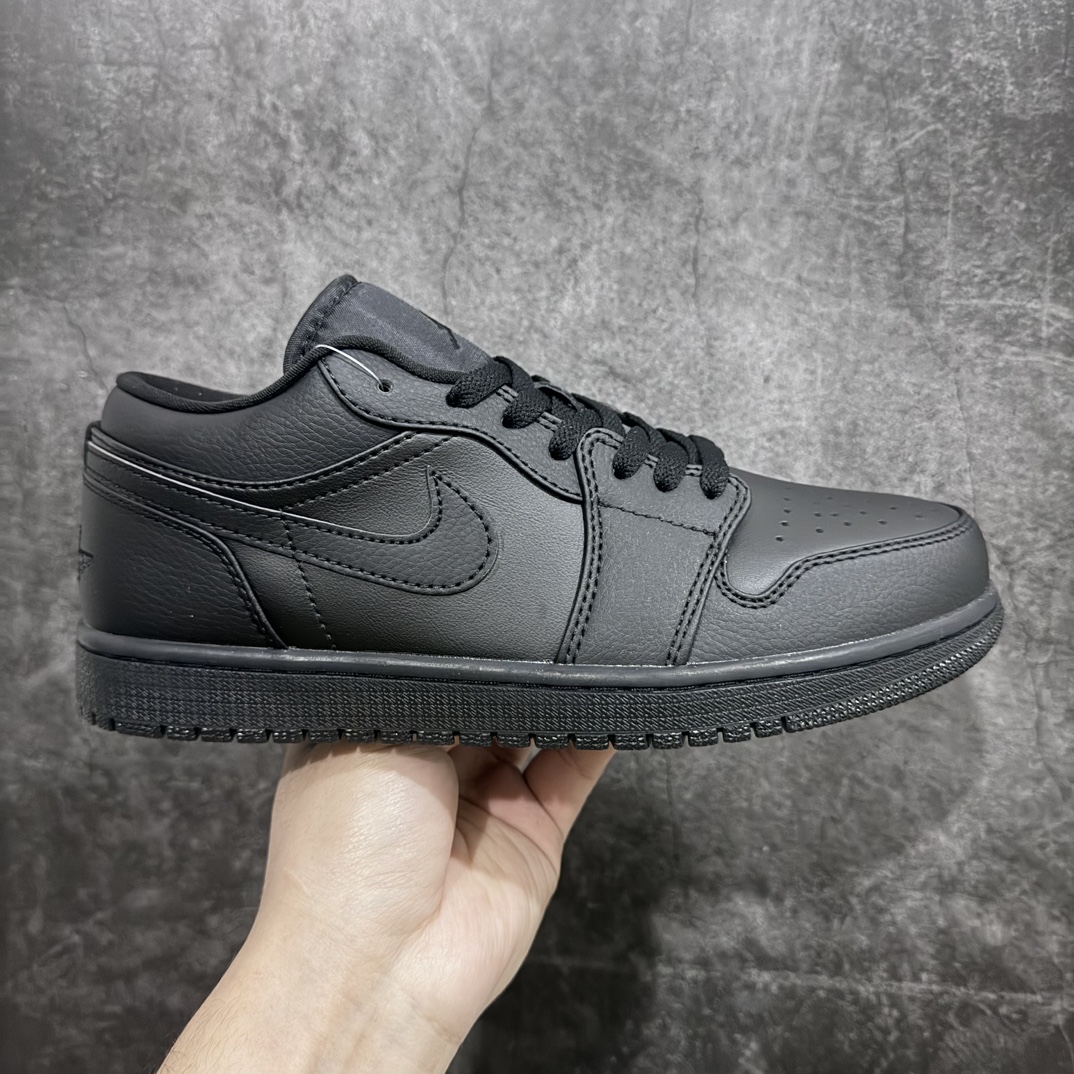 【K版】Air Jordan 1 Low\”Triple Black\”AJ1乔丹一代低帮经典复古文化休闲运动篮球鞋“武士全黑”553558-091nn男女鞋半码制n原楦原档案数据开发n采用软质牛剖革组合丝绸布鞋面材质n鞋垫嵌入缓震EVA物料及缜密拉帮中底布n外置耐磨橡胶隔色大底 尺码：36 36.5 37.5 38 38.5 39 40 40.5 41 42 42.5 43 44 44.5 45n近两年，AirJordan1的热度逐渐下降，但是依然是众多鞋迷们穿搭的首选之一。近日，全新 Air Jordan 1 Low “Triple Black” 官图释出。整双鞋采用全黑皮革面料制成，呈现出满满的高级感。全黑中底和外底进行搭配，完善整双鞋设计。颜值可以说是非常经典，无论男生还是女生，上脚都能轻松驾驭。-莆田鞋批发中心