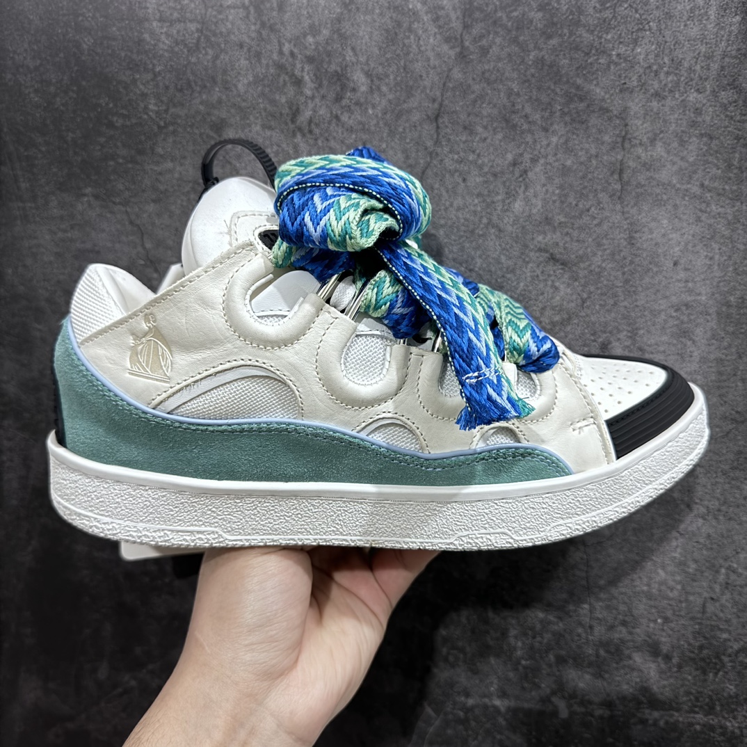 【原厂版】 Lanvin Leather Curb Sneakersn浪凡面包鞋白浅绿n原版1:1开模重工艺制作面料采用进口牛磨砂➕环保牛反绒➕金钢网织物内里柔软透气太空棉面料 原版开模双色TPU大底顶级品质 区别本地市场流通其他货品nLeather是一款灵感源自90年代的运动鞋 设计自信 尺寸夸张 这款鞋由纳帕小牛皮、翻毛皮和网眼布制成 圆润的外形、加垫的鞋舌和弯曲的金属孔眼使这款精心打造的鞋格外舒适  尺码：35/45-莆田鞋批发中心