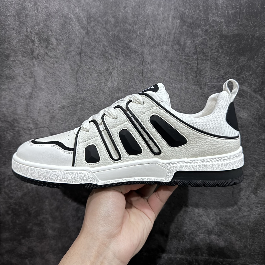 图片[2]-【广东纯原版本】LV路易威登Louis vuitton Trainer Sneaker Low休闲运动文化百搭篮球板鞋广东原产黄色抽屉礼品鞋盒及全套代购包装说明书防尘布袋物件正确原装进口平纹 纹粒面小牛皮革鞋面材质n原装一致橡胶组合鞋底#耐弯折滴塑支持片 Virgil Abloh亲自操刀设计❗本款 LV Trainer 运动鞋取材柔软小牛皮，讲述路易威登男装艺术总监 Virgil Abloh 自篮球鞋汲取的灵感。设计师手写体品牌标识点缀一侧，Monogram 压纹皮革包裹后帮。n详细特征 小牛皮 每双缝纫工时 7 小时 橡胶外底 鞋舌和侧面饰有 LV 字母  尺码：38-44（偏大一码）-莆田鞋批发中心