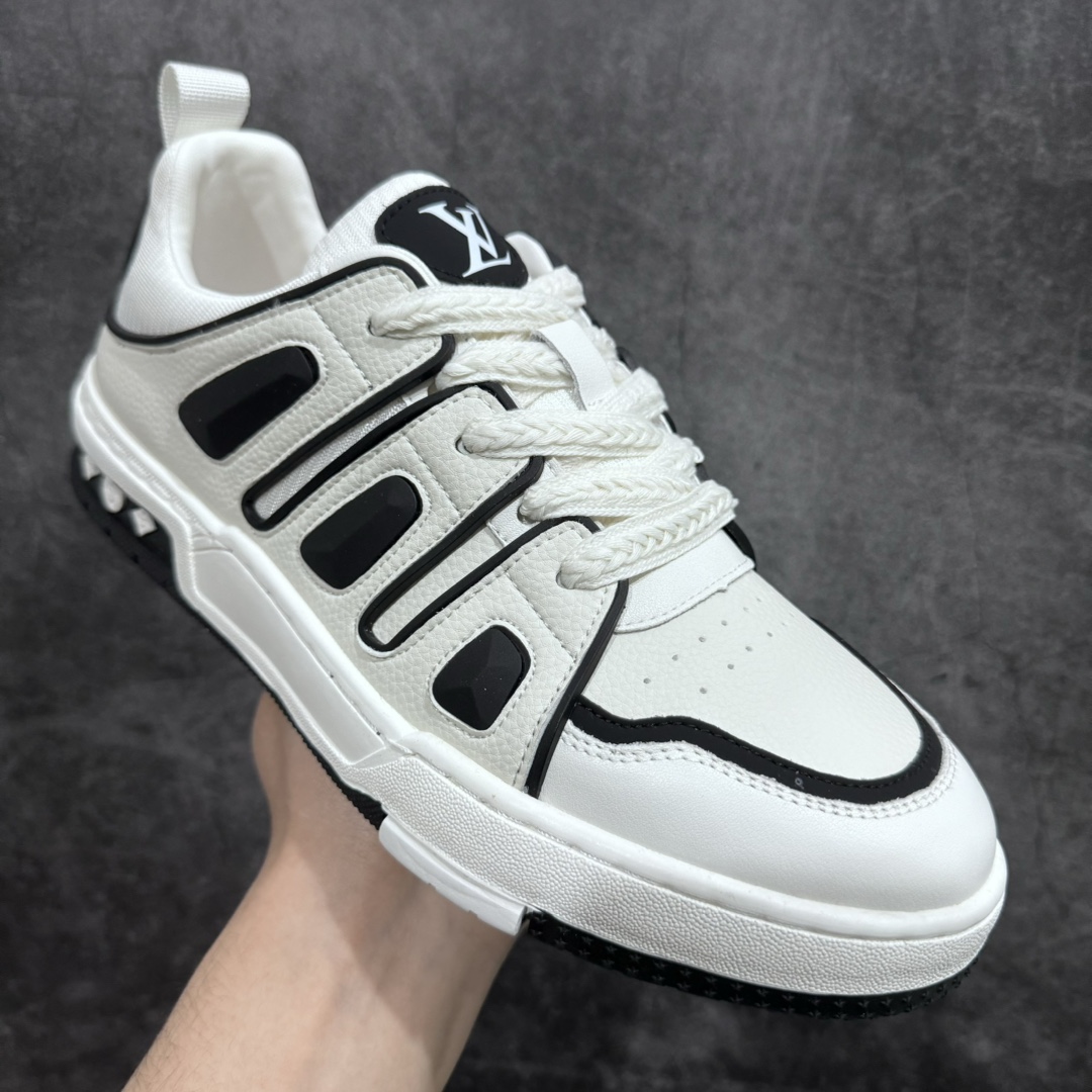 图片[3]-【广东纯原版本】LV路易威登Louis vuitton Trainer Sneaker Low休闲运动文化百搭篮球板鞋广东原产黄色抽屉礼品鞋盒及全套代购包装说明书防尘布袋物件正确原装进口平纹 纹粒面小牛皮革鞋面材质n原装一致橡胶组合鞋底#耐弯折滴塑支持片 Virgil Abloh亲自操刀设计❗本款 LV Trainer 运动鞋取材柔软小牛皮，讲述路易威登男装艺术总监 Virgil Abloh 自篮球鞋汲取的灵感。设计师手写体品牌标识点缀一侧，Monogram 压纹皮革包裹后帮。n详细特征 小牛皮 每双缝纫工时 7 小时 橡胶外底 鞋舌和侧面饰有 LV 字母  尺码：38-44（偏大一码）-莆田鞋批发中心