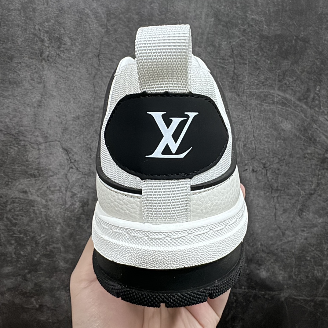 图片[4]-【广东纯原版本】LV路易威登Louis vuitton Trainer Sneaker Low休闲运动文化百搭篮球板鞋广东原产黄色抽屉礼品鞋盒及全套代购包装说明书防尘布袋物件正确原装进口平纹 纹粒面小牛皮革鞋面材质n原装一致橡胶组合鞋底#耐弯折滴塑支持片 Virgil Abloh亲自操刀设计❗本款 LV Trainer 运动鞋取材柔软小牛皮，讲述路易威登男装艺术总监 Virgil Abloh 自篮球鞋汲取的灵感。设计师手写体品牌标识点缀一侧，Monogram 压纹皮革包裹后帮。n详细特征 小牛皮 每双缝纫工时 7 小时 橡胶外底 鞋舌和侧面饰有 LV 字母  尺码：38-44（偏大一码）-莆田鞋批发中心