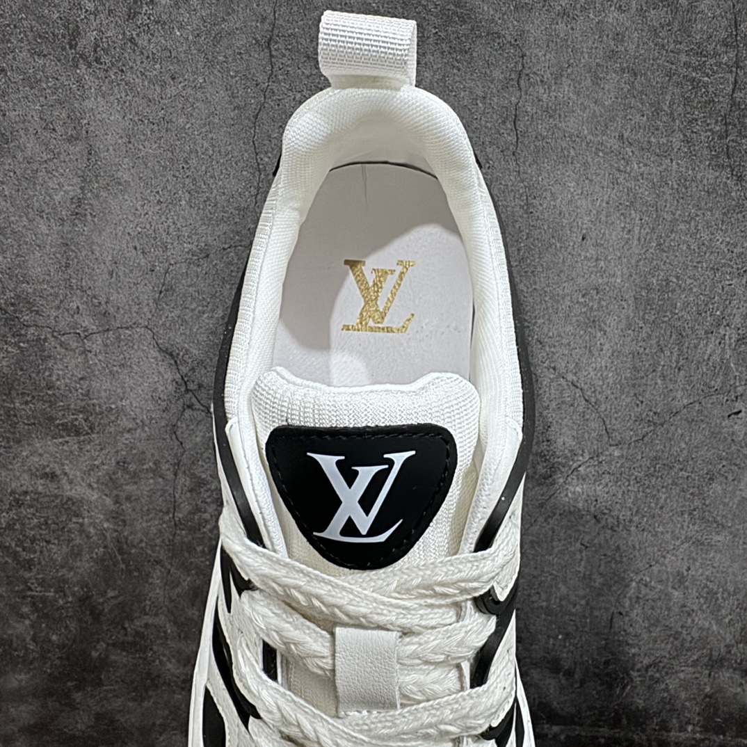 图片[8]-【广东纯原版本】LV路易威登Louis vuitton Trainer Sneaker Low休闲运动文化百搭篮球板鞋广东原产黄色抽屉礼品鞋盒及全套代购包装说明书防尘布袋物件正确原装进口平纹 纹粒面小牛皮革鞋面材质n原装一致橡胶组合鞋底#耐弯折滴塑支持片 Virgil Abloh亲自操刀设计❗本款 LV Trainer 运动鞋取材柔软小牛皮，讲述路易威登男装艺术总监 Virgil Abloh 自篮球鞋汲取的灵感。设计师手写体品牌标识点缀一侧，Monogram 压纹皮革包裹后帮。n详细特征 小牛皮 每双缝纫工时 7 小时 橡胶外底 鞋舌和侧面饰有 LV 字母  尺码：38-44（偏大一码）-莆田鞋批发中心