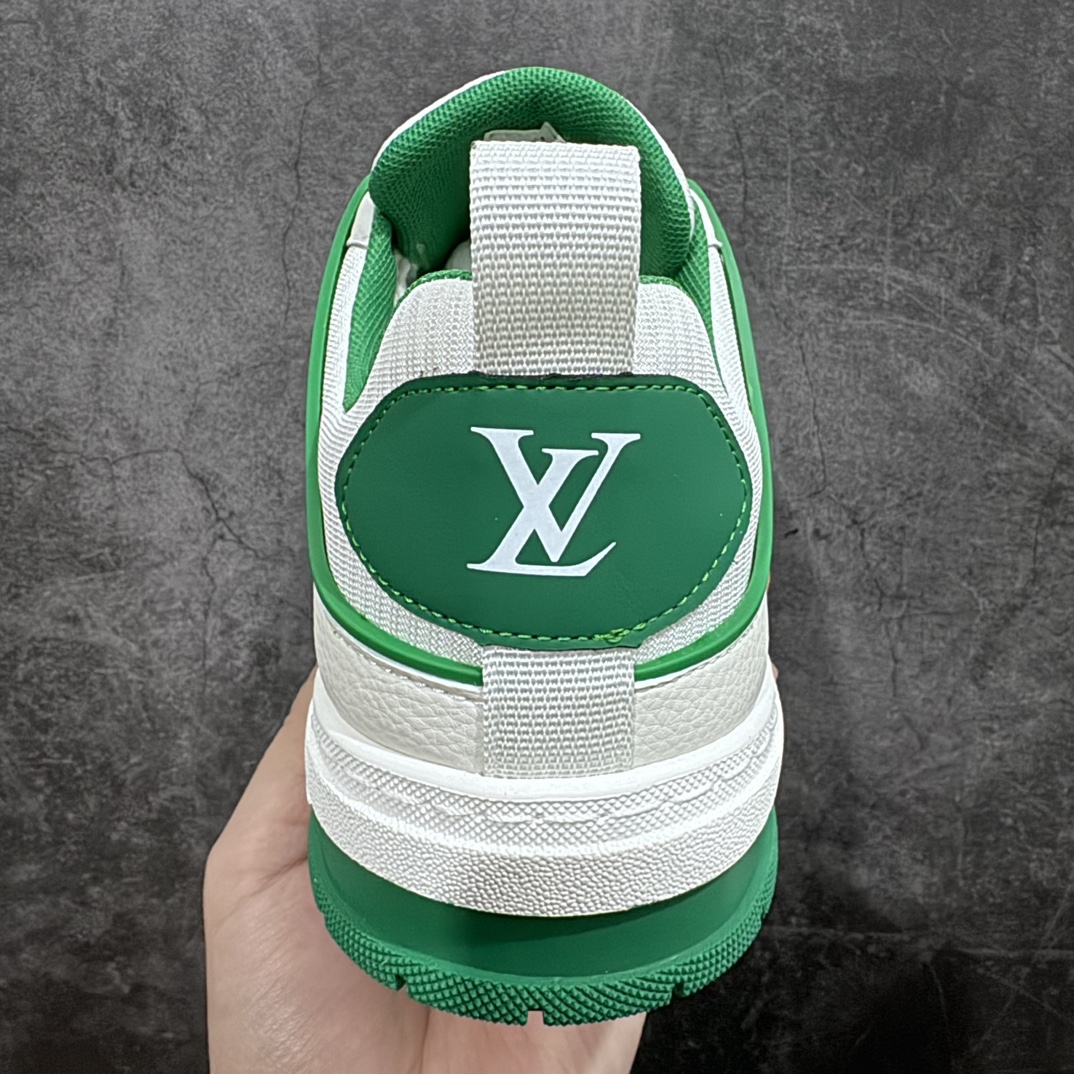 图片[4]-【广东纯原版本】LV路易威登Louis vuitton Trainer Sneaker Low休闲运动文化百搭篮球板鞋广东原产黄色抽屉礼品鞋盒及全套代购包装说明书防尘布袋物件正确原装进口平纹 纹粒面小牛皮革鞋面材质n原装一致橡胶组合鞋底#耐弯折滴塑支持片 Virgil Abloh亲自操刀设计❗本款 LV Trainer 运动鞋取材柔软小牛皮，讲述路易威登男装艺术总监 Virgil Abloh 自篮球鞋汲取的灵感。设计师手写体品牌标识点缀一侧，Monogram 压纹皮革包裹后帮。n详细特征 小牛皮 每双缝纫工时 7 小时 橡胶外底 鞋舌和侧面饰有 LV 字母  尺码：38-44（偏大一码）-莆田鞋批发中心