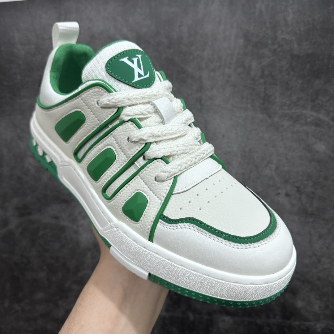 图片[3]-【广东纯原版本】LV路易威登Louis vuitton Trainer Sneaker Low休闲运动文化百搭篮球板鞋广东原产黄色抽屉礼品鞋盒及全套代购包装说明书防尘布袋物件正确原装进口平纹 纹粒面小牛皮革鞋面材质n原装一致橡胶组合鞋底#耐弯折滴塑支持片 Virgil Abloh亲自操刀设计❗本款 LV Trainer 运动鞋取材柔软小牛皮，讲述路易威登男装艺术总监 Virgil Abloh 自篮球鞋汲取的灵感。设计师手写体品牌标识点缀一侧，Monogram 压纹皮革包裹后帮。n详细特征 小牛皮 每双缝纫工时 7 小时 橡胶外底 鞋舌和侧面饰有 LV 字母  尺码：38-44（偏大一码）-莆田鞋批发中心