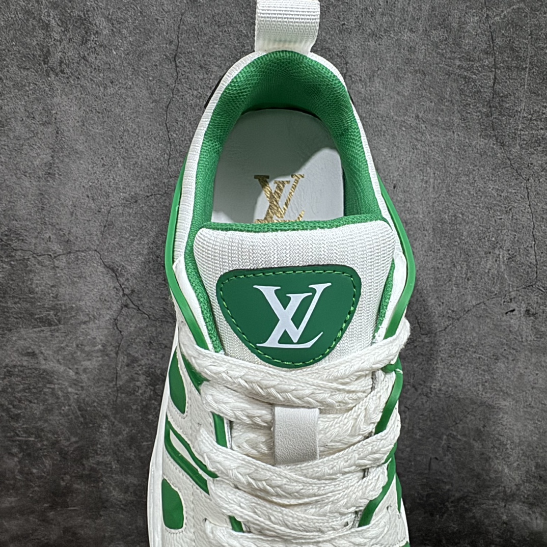 图片[8]-【广东纯原版本】LV路易威登Louis vuitton Trainer Sneaker Low休闲运动文化百搭篮球板鞋广东原产黄色抽屉礼品鞋盒及全套代购包装说明书防尘布袋物件正确原装进口平纹 纹粒面小牛皮革鞋面材质n原装一致橡胶组合鞋底#耐弯折滴塑支持片 Virgil Abloh亲自操刀设计❗本款 LV Trainer 运动鞋取材柔软小牛皮，讲述路易威登男装艺术总监 Virgil Abloh 自篮球鞋汲取的灵感。设计师手写体品牌标识点缀一侧，Monogram 压纹皮革包裹后帮。n详细特征 小牛皮 每双缝纫工时 7 小时 橡胶外底 鞋舌和侧面饰有 LV 字母  尺码：38-44（偏大一码）-莆田鞋批发中心