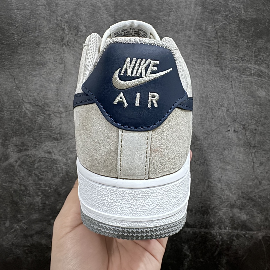 图片[4]-【公司级】By You专属定制个性鞋款,耐克Nike By You Air Force 1\’07 Low Retro SP空军一号低帮经典百搭休闲运动板鞋“皮革米白黑生胶底”CW2288-111n男女鞋真标半码制n升级原楦原纸版开发n采用软质粒面牛剖皮革鞋面材质n内置全掌Air Sole气垫 尺码：36 36.5 37.5 38 38.5 39 40 40.5 41 42 42.5 43 44 44.5 45-莆田鞋批发中心