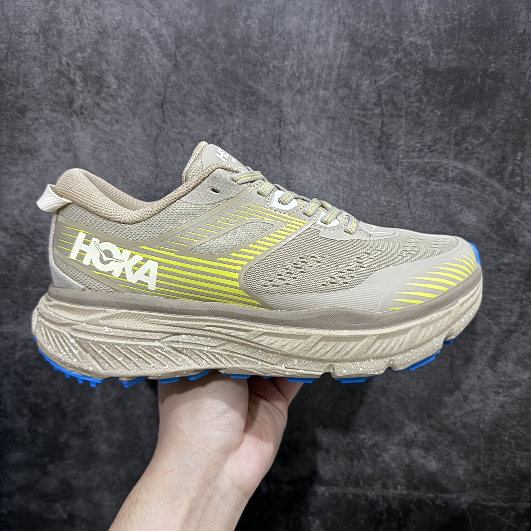 【纯原版】HOKA ONE ONE Stinson 6 ATR 斯廷森6代系列低帮全地形厚底轻量运动越野跑鞋 HOKA ONE ONE总是以独特的方式，Stinson ATR 6主打整个HOKA系列中最出色最厚中底设计，堪称名副其实的“减震王”。这一款多功能全地形跑鞋采用以废旧塑料制成的尤尼菲 Reprieve再生面料，比其前代产品的重量更轻、稳定性更高。与鞋带一体化设计的全新孔眼可提供独立的支撑，精心打磨的后跟鞋口圈可带来松软契合的舒适脚感，而紧密分布的凸耳则可以确保绝佳的稳定性。尺码：36 36.5 37 38 38.5 39 40 40.5 41 42 42.5 43 44 44.5 45 46-莆田鞋批发中心