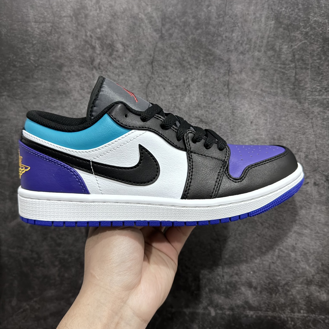 【DT纯原】Air Jordan 1 Low AJ1 乔丹1代低帮黑紫蓝白 货号：553558-154nn终端优势供应 市面中低帮最具代表性版本没有之一 口碑大厂出品 品控大底版型不断改良更新 全套原纸板楦头开发 确保原汁原味 完美呈现版型 完美零毛边处理 原厂内置全掌气垫 价格定位良心 平台专用代工流水线出品 一眼公司既视感 拿到手的一瞬间就与众不同 碾压市面所有版本 全部原鞋开发 每一个配色都会采购原鞋确认细节 打破市面看图做货无好货之说  尺码：40-46-莆田鞋批发中心