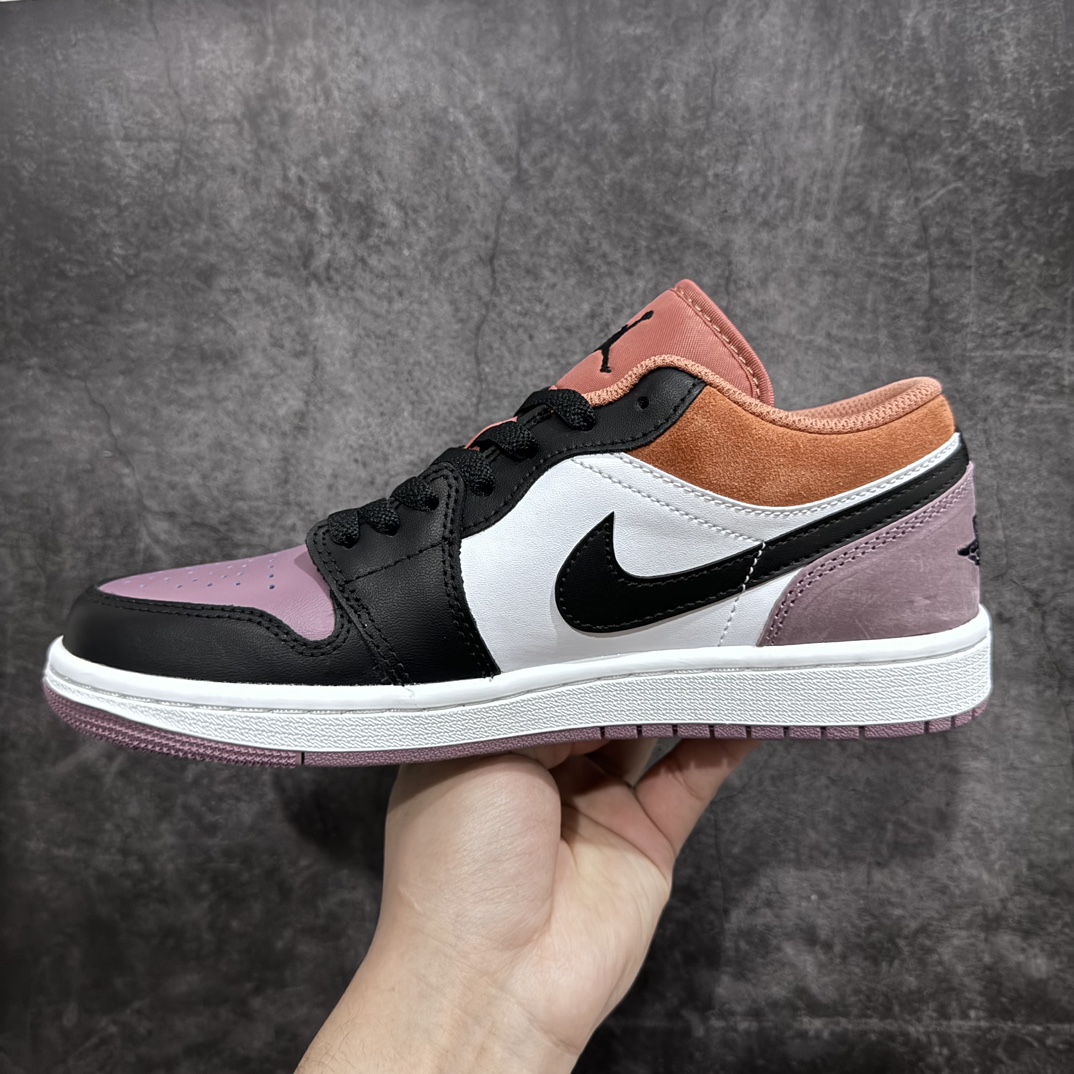 图片[2]-【DT纯原】Air Jordan 1 Low SE AJ1 乔丹1代低帮白褐紫 货号：FB9907-102nn终端优势供应 市面中低帮最具代表性版本没有之一 口碑大厂出品 品控大底版型不断改良更新 全套原纸板楦头开发 确保原汁原味 完美呈现版型 完美零毛边处理 原厂内置全掌气垫 价格定位良心 平台专用代工流水线出品 一眼公司既视感 拿到手的一瞬间就与众不同 碾压市面所有版本 全部原鞋开发 每一个配色都会采购原鞋确认细节 打破市面看图做货无好货之说  尺码：40-46-莆田鞋批发中心