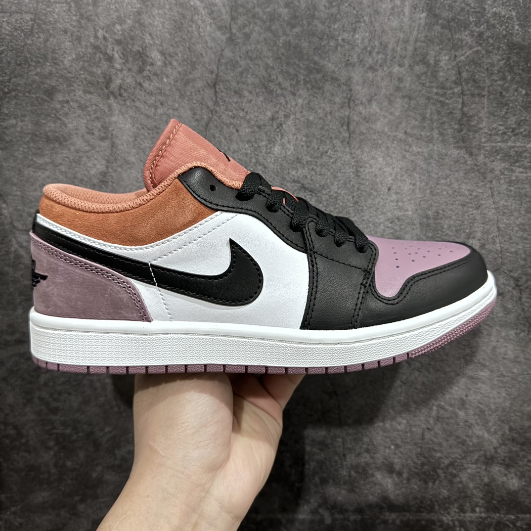 【DT纯原】Air Jordan 1 Low SE AJ1 乔丹1代低帮白褐紫 货号：FB9907-102nn终端优势供应 市面中低帮最具代表性版本没有之一 口碑大厂出品 品控大底版型不断改良更新 全套原纸板楦头开发 确保原汁原味 完美呈现版型 完美零毛边处理 原厂内置全掌气垫 价格定位良心 平台专用代工流水线出品 一眼公司既视感 拿到手的一瞬间就与众不同 碾压市面所有版本 全部原鞋开发 每一个配色都会采购原鞋确认细节 打破市面看图做货无好货之说  尺码：40-46-莆田鞋批发中心