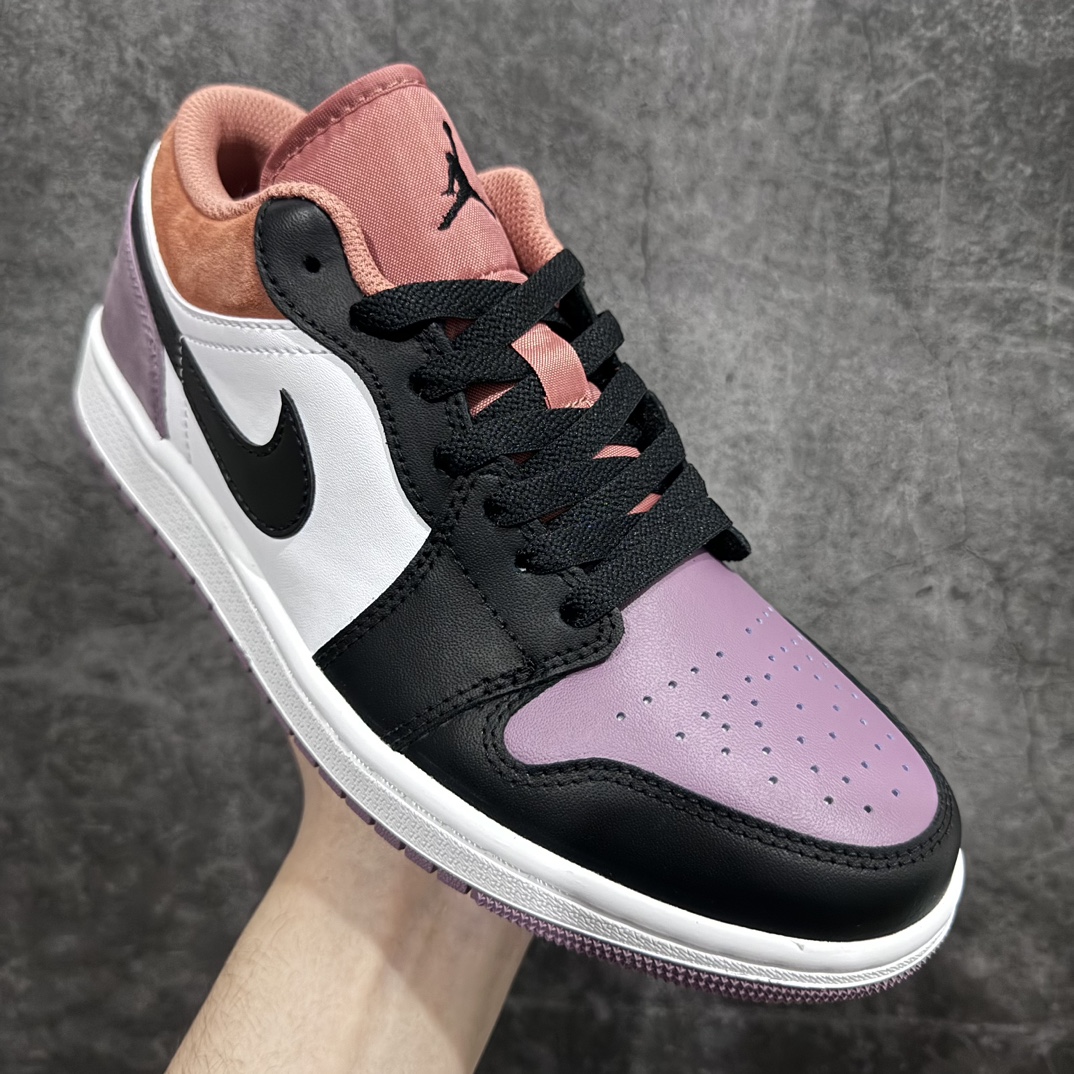 图片[3]-【DT纯原】Air Jordan 1 Low SE AJ1 乔丹1代低帮白褐紫 货号：FB9907-102nn终端优势供应 市面中低帮最具代表性版本没有之一 口碑大厂出品 品控大底版型不断改良更新 全套原纸板楦头开发 确保原汁原味 完美呈现版型 完美零毛边处理 原厂内置全掌气垫 价格定位良心 平台专用代工流水线出品 一眼公司既视感 拿到手的一瞬间就与众不同 碾压市面所有版本 全部原鞋开发 每一个配色都会采购原鞋确认细节 打破市面看图做货无好货之说  尺码：40-46-莆田鞋批发中心