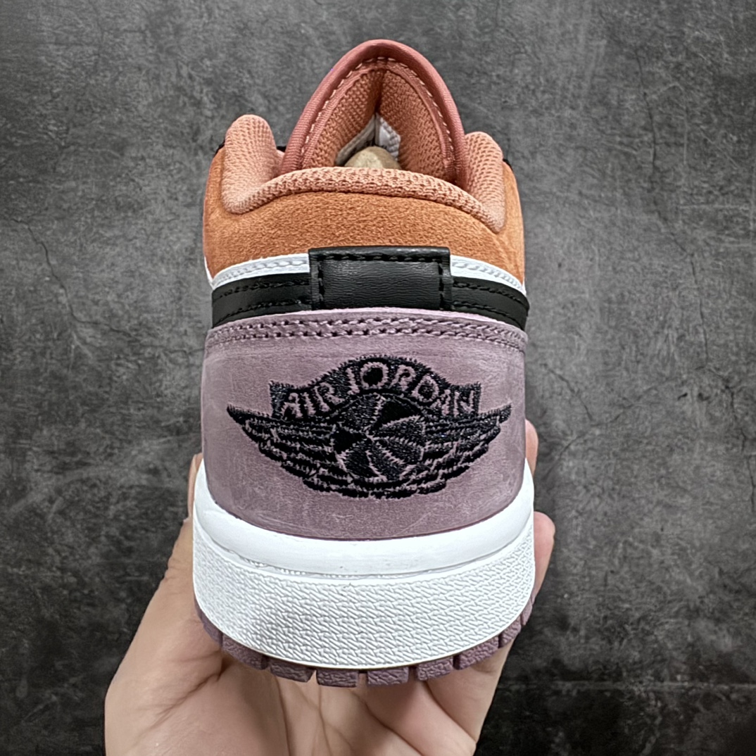 图片[4]-【DT纯原】Air Jordan 1 Low SE AJ1 乔丹1代低帮白褐紫 货号：FB9907-102nn终端优势供应 市面中低帮最具代表性版本没有之一 口碑大厂出品 品控大底版型不断改良更新 全套原纸板楦头开发 确保原汁原味 完美呈现版型 完美零毛边处理 原厂内置全掌气垫 价格定位良心 平台专用代工流水线出品 一眼公司既视感 拿到手的一瞬间就与众不同 碾压市面所有版本 全部原鞋开发 每一个配色都会采购原鞋确认细节 打破市面看图做货无好货之说  尺码：40-46-莆田鞋批发中心