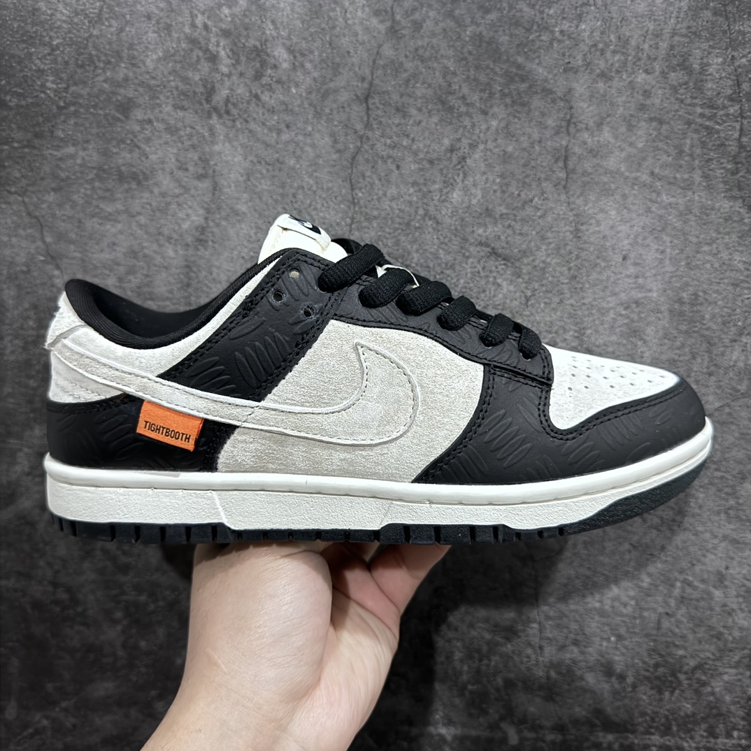 【定制版】Nike SB Dunk Low TIGHTBOOH 联名n纯原大厂出品 极力推荐n原装头层材料 独家版型蒸餾加工n帶來的是更好的视觉和脚感体验n大厂纯原品质出货 清洁度电绣工艺 皮料切割干净无任何毛边 细节完美 官方货号：GJ6358 901 尺码：36 36.5 37.5 38 38.5 39 40 40.5 41 42 42.5 43 44 44.5 45 编码：HXS320340-莆田鞋批发中心