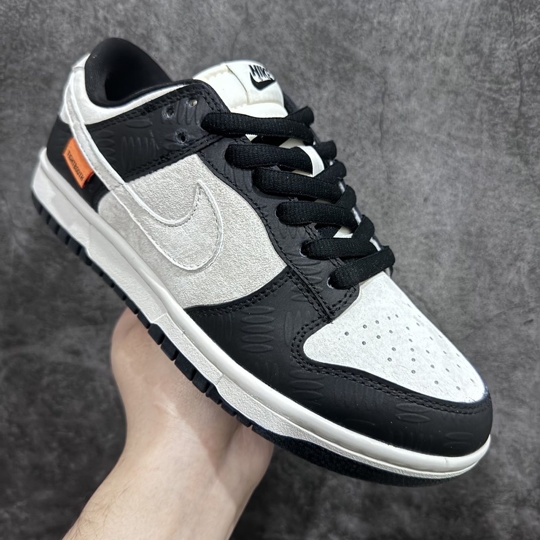 图片[3]-【定制版】Nike SB Dunk Low TIGHTBOOH 联名n纯原大厂出品 极力推荐n原装头层材料 独家版型蒸餾加工n帶來的是更好的视觉和脚感体验n大厂纯原品质出货 清洁度电绣工艺 皮料切割干净无任何毛边 细节完美 官方货号：GJ6358 901 尺码：36 36.5 37.5 38 38.5 39 40 40.5 41 42 42.5 43 44 44.5 45 编码：HXS320340-莆田鞋批发中心