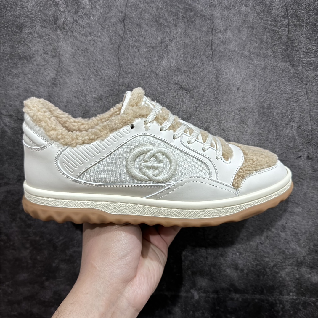 【广东纯原版本】古驰Gucci Mac 80 Low Sneaker 系列低帮复古百搭休闲运动小脏板鞋“加绒米白泰迪棕GG刺绣”n男女鞋广东原产n升级官方最新2023全套专柜星座配件及包装物(附送官方快递加固包装盒!!)n采用软质粒面头层皮革组合卷羊毛内里鞋面材质n搭载灌注PU式缓震乳胶脚垫n轻度做旧效果,全新开发TPR防变形色块耐磨橡胶外底 尺码：35-45-莆田鞋批发中心