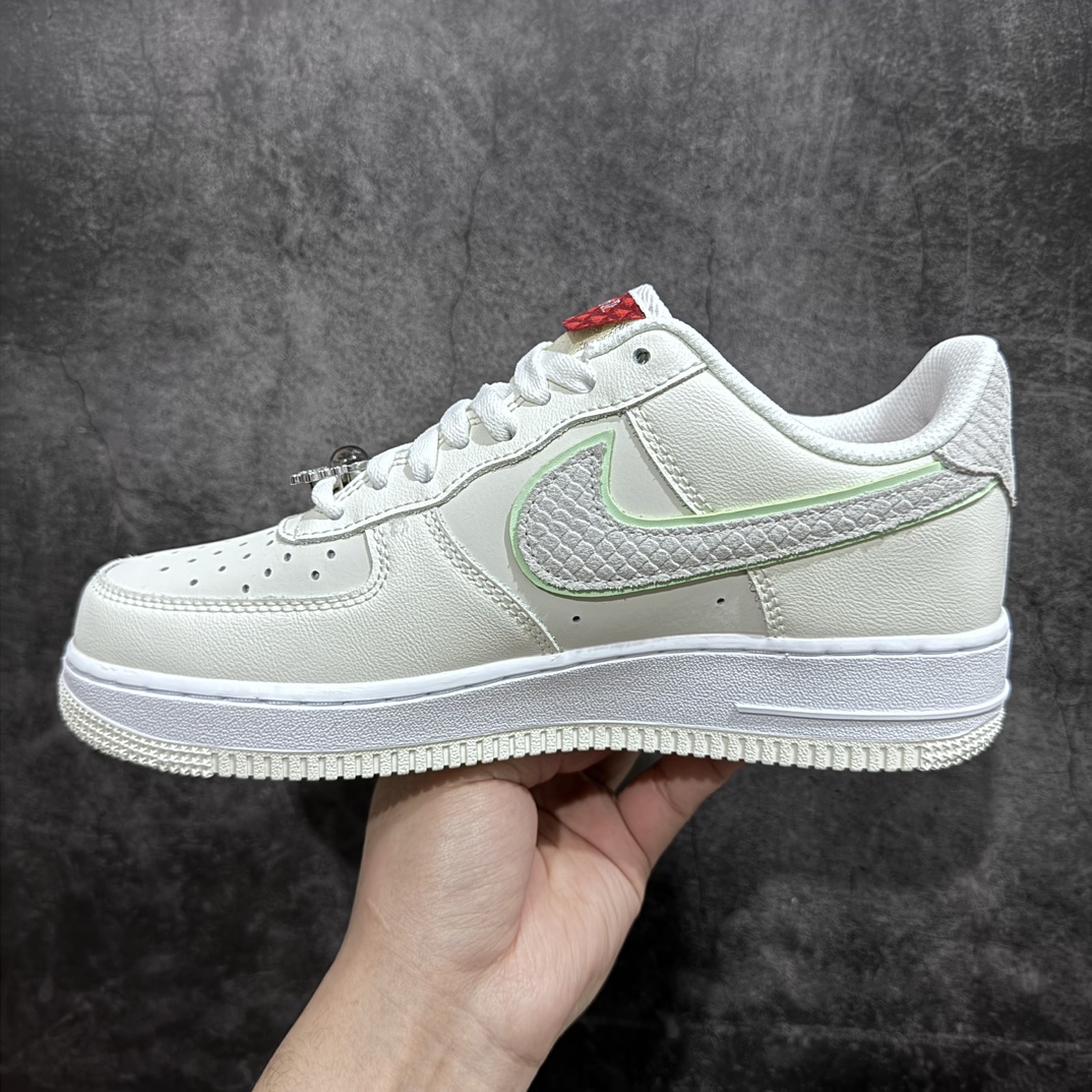 图片[2]-【公司级】Nk Air Force 1\’07 Low 龙年限定款米白 空军一号低帮休闲板鞋 FZ5052-131n原楦原纸板 纯正版型 高清洁度 内置全掌气垫 尺码：36 36.5 37.5 38 38.5 39 40 40.5 41 42 42.5 43 44 44.5 45-莆田鞋批发中心