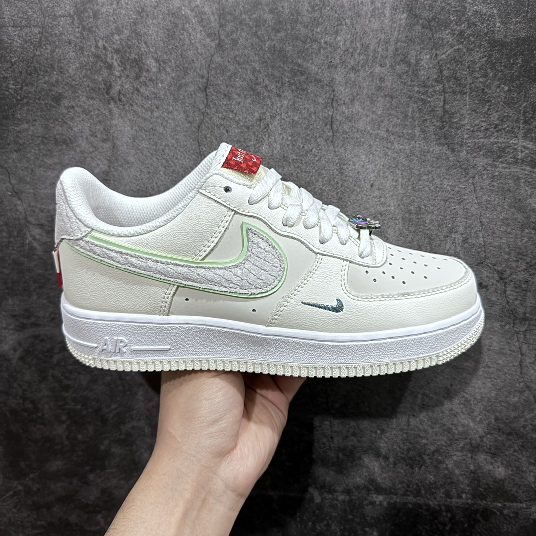 【公司级】Nk Air Force 1\’07 Low 龙年限定款米白 空军一号低帮休闲板鞋 FZ5052-131n原楦原纸板 纯正版型 高清洁度 内置全掌气垫 尺码：36 36.5 37.5 38 38.5 39 40 40.5 41 42 42.5 43 44 44.5 45-莆田鞋批发中心