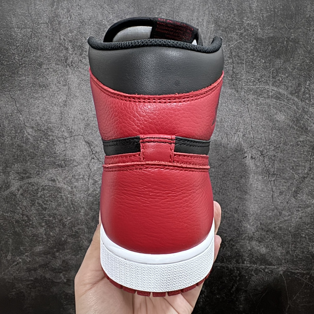 图片[4]-【FQ版本】Air Jordan AJ1 Retro High 高帮黑红禁穿 555088-001中高端首选版本 全套原纸板楦头开发原厂特供皮料加持 确保原汁原味完美呈现一代版型 一比一鞋头弧度高度鞋身弧度数据细节工艺流程均保持原鞋一致后跟弧度收口自然对折 极致一眼正品既视感原厂皮料 进口玻璃冲刀皮料裁剪零毛边 承诺百分百一致原鞋 全鞋电脑针车工艺 鞋面清洁度最高QC检验标准 控制溢胶 飞翼3D高频深度立体 鞋盒、防尘纸 均采购来自原厂Size：40 40.5 41 42 42.5 43 44 44.5 45 46 47.5 编码：T1360380-莆田鞋批发中心