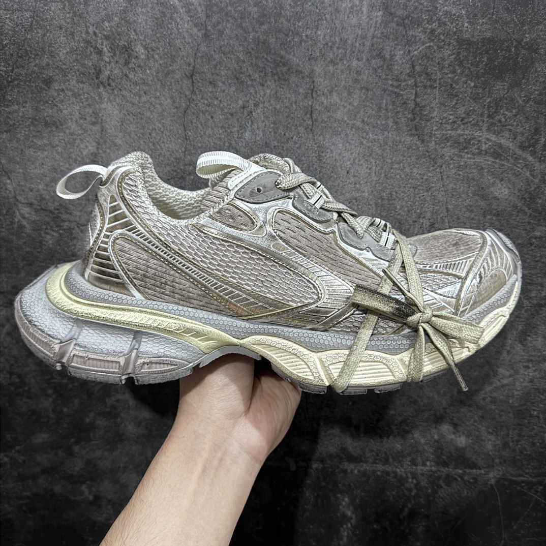 【X版纯原】BALENCIAGA 3XL Sneakers 巴黎世家十代网布系带低帮走秀复古老爹鞋n全新版本 全新顶端品质 全套原纸板楦头开发 最原汁原味的灵魂版型全鞋荧光划线卡点 胶水把控整洁度追求极致完美 每一双都是工艺品 多重QC质检 超越公司货的品控标准 实实在在的免检产品 原盒原配 正确字体电绣 粗细、位置、大小正确 侧边TPU 透气孔匹配意产原版 正确分离大底 TPU软底 原版一致大底LOGO 立体感十足 原厂皮料水洗做旧 采购原厂网纱 不含皮革 网布材料和聚氨酯 磨损效果 鞋头边缘和后帮 Balenciaga 徽标 鞋面和后跟凸印尺码 鞋舌 3XL 橡胶品牌标识和反光细节 鞋帮拉袢和鞋舌拉祥 配反光细节 备用鞋带在鞋履前侧 可在穿着前取下 便于不同造型搭配 正常尺码 尺码：35 36 37 38 39 40 41 42 43 44 45 46 编码：X10460490-莆田鞋批发中心