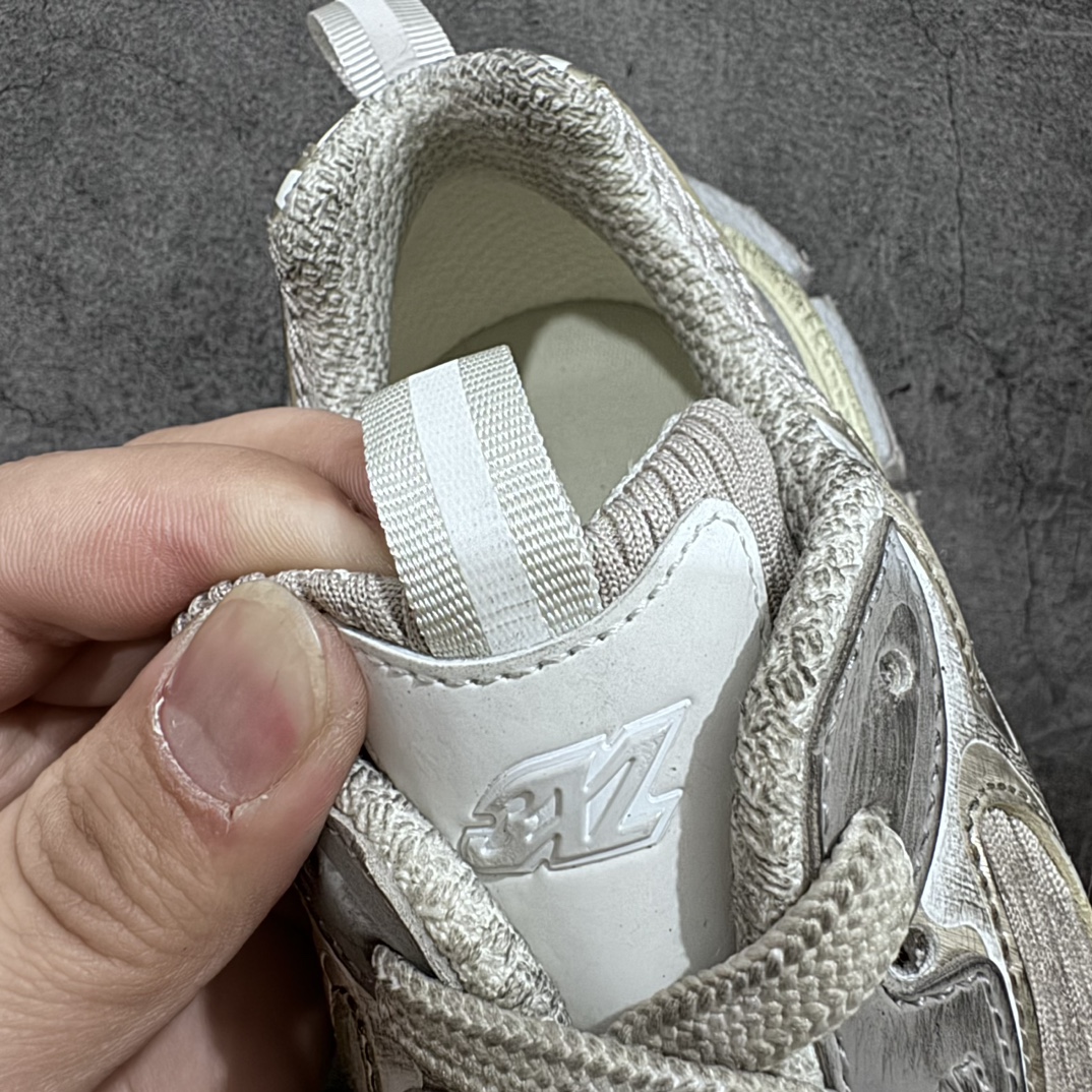 图片[6]-【X版纯原】BALENCIAGA 3XL Sneakers 巴黎世家十代网布系带低帮走秀复古老爹鞋n全新版本 全新顶端品质 全套原纸板楦头开发 最原汁原味的灵魂版型全鞋荧光划线卡点 胶水把控整洁度追求极致完美 每一双都是工艺品 多重QC质检 超越公司货的品控标准 实实在在的免检产品 原盒原配 正确字体电绣 粗细、位置、大小正确 侧边TPU 透气孔匹配意产原版 正确分离大底 TPU软底 原版一致大底LOGO 立体感十足 原厂皮料水洗做旧 采购原厂网纱 不含皮革 网布材料和聚氨酯 磨损效果 鞋头边缘和后帮 Balenciaga 徽标 鞋面和后跟凸印尺码 鞋舌 3XL 橡胶品牌标识和反光细节 鞋帮拉袢和鞋舌拉祥 配反光细节 备用鞋带在鞋履前侧 可在穿着前取下 便于不同造型搭配 正常尺码 尺码：35 36 37 38 39 40 41 42 43 44 45 46 编码：X10460490-莆田鞋批发中心