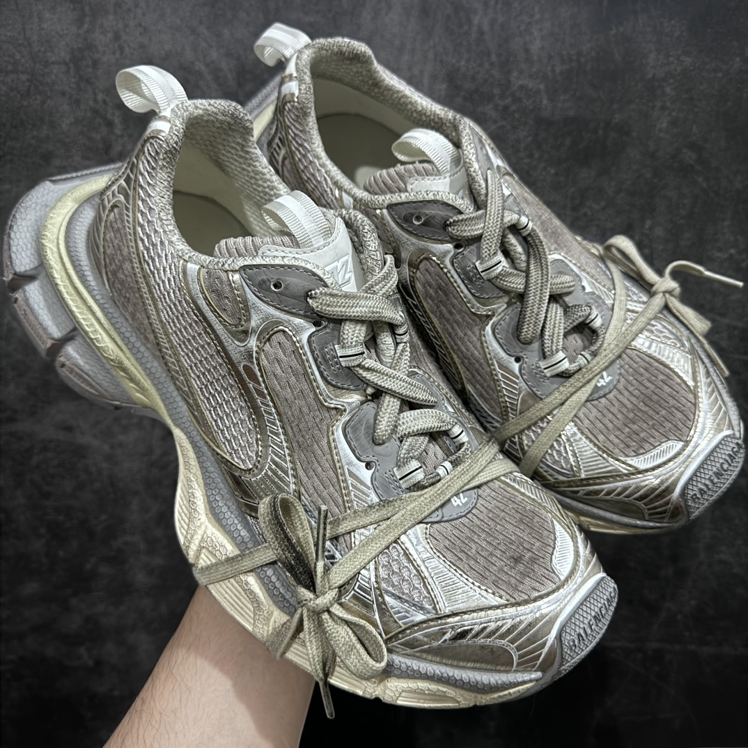 【X版纯原】BALENCIAGA 3XL Sneakers 巴黎世家十代网布系带低帮走秀复古老爹鞋n全新版本 全新顶端品质 全套原纸板楦头开发 最原汁原味的灵魂版型全鞋荧光划线卡点 胶水把控整洁度追求极致完美 每一双都是工艺品 多重QC质检 超越公司货的品控标准 实实在在的免检产品 原盒原配 正确字体电绣 粗细、位置、大小正确 侧边TPU 透气孔匹配意产原版 正确分离大底 TPU软底 原版一致大底LOGO 立体感十足 原厂皮料水洗做旧 采购原厂网纱 不含皮革 网布材料和聚氨酯 磨损效果 鞋头边缘和后帮 Balenciaga 徽标 鞋面和后跟凸印尺码 鞋舌 3XL 橡胶品牌标识和反光细节 鞋帮拉袢和鞋舌拉祥 配反光细节 备用鞋带在鞋履前侧 可在穿着前取下 便于不同造型搭配 正常尺码 尺码：35 36 37 38 39 40 41 42 43 44 45 46 编码：X10460490-莆田鞋批发中心