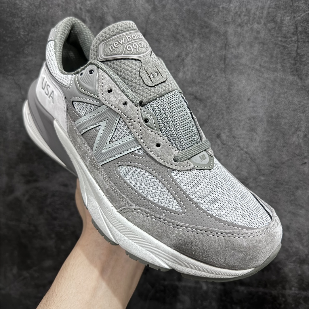 图片[3]-【总裁】Wtaps x New Balance M990WT6 新百伦NB990V6 第六代总统复古慢跑鞋 联名深灰色 正确3M反光细节 原楦原纸版开发 正确6层组合底模精密开发 后跟透明TPU水晶装饰条稳固 沿用了引以为傲的跑鞋手工技艺 采用猪皮绒面并包裹局部透气网面的鞋身设计 菱网鞋舌上刻有New Balance USA 鞋面依旧身着经典的大热之灰 彰显了其高端的品质身份 尺码：36 37 37.5 38 38.5 39 40 40.5 41.5 42 42.5 43 44 45 46.5-莆田鞋批发中心