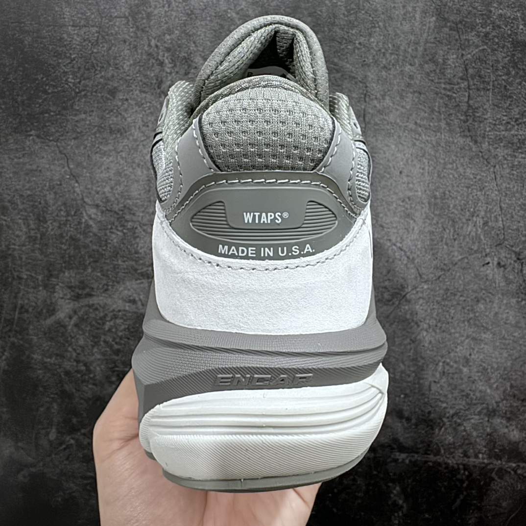 图片[4]-【总裁】Wtaps x New Balance M990WT6 新百伦NB990V6 第六代总统复古慢跑鞋 联名深灰色 正确3M反光细节 原楦原纸版开发 正确6层组合底模精密开发 后跟透明TPU水晶装饰条稳固 沿用了引以为傲的跑鞋手工技艺 采用猪皮绒面并包裹局部透气网面的鞋身设计 菱网鞋舌上刻有New Balance USA 鞋面依旧身着经典的大热之灰 彰显了其高端的品质身份 尺码：36 37 37.5 38 38.5 39 40 40.5 41.5 42 42.5 43 44 45 46.5-莆田鞋批发中心