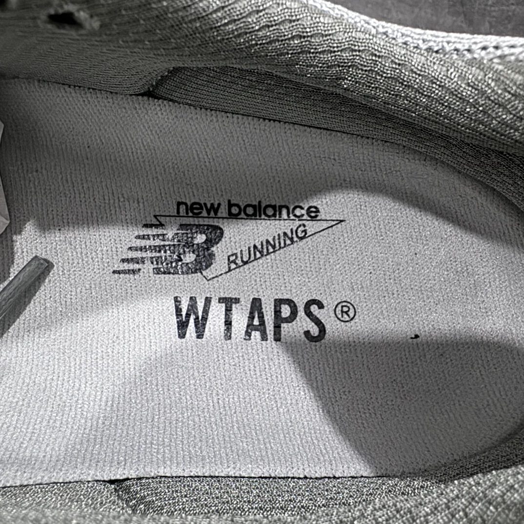 图片[5]-【总裁】Wtaps x New Balance M990WT6 新百伦NB990V6 第六代总统复古慢跑鞋 联名深灰色 正确3M反光细节 原楦原纸版开发 正确6层组合底模精密开发 后跟透明TPU水晶装饰条稳固 沿用了引以为傲的跑鞋手工技艺 采用猪皮绒面并包裹局部透气网面的鞋身设计 菱网鞋舌上刻有New Balance USA 鞋面依旧身着经典的大热之灰 彰显了其高端的品质身份 尺码：36 37 37.5 38 38.5 39 40 40.5 41.5 42 42.5 43 44 45 46.5-莆田鞋批发中心