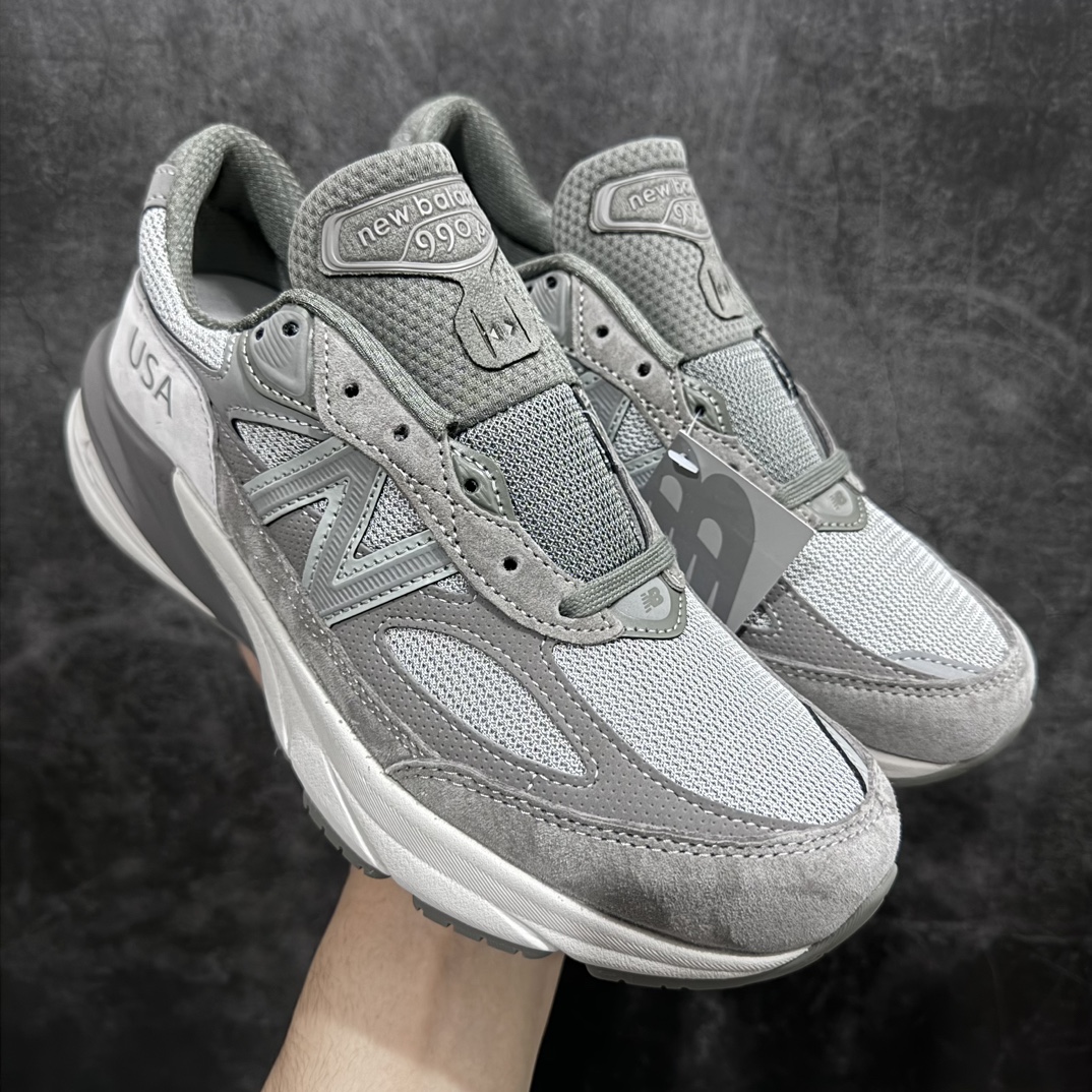 【总裁】Wtaps x New Balance M990WT6 新百伦NB990V6 第六代总统复古慢跑鞋 联名深灰色 正确3M反光细节 原楦原纸版开发 正确6层组合底模精密开发 后跟透明TPU水晶装饰条稳固 沿用了引以为傲的跑鞋手工技艺 采用猪皮绒面并包裹局部透气网面的鞋身设计 菱网鞋舌上刻有New Balance USA 鞋面依旧身着经典的大热之灰 彰显了其高端的品质身份 尺码：36 37 37.5 38 38.5 39 40 40.5 41.5 42 42.5 43 44 45 46.5-莆田鞋批发中心