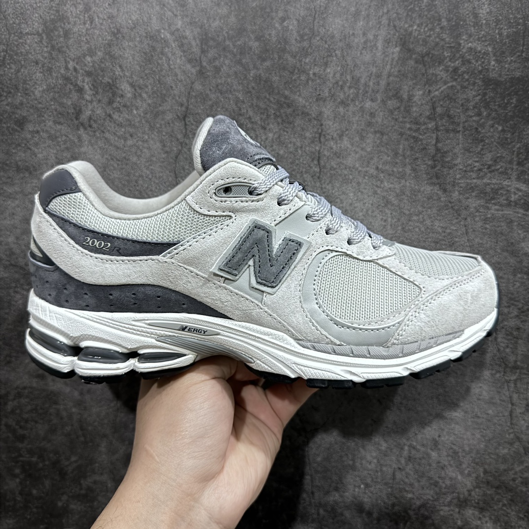 【纯原F版】新百伦New Balance NB2002 黑灰 M2002RJD 全套原楦原纸板原厂数据开发 原厂网纱 原装进口翻毛皮料正确绒感卡色 正确中底拉帮中底网布细节 一比一手工擦旧效果 冲裁组合 匠心打造 耗时两个月开发完成 工艺极其复杂难度可想而知 新开独立私模大底 全网唯一正确组合大底 高端零售专供产物  尺码：36 37 37.5 38 38.5 39.5 40 40.5 41.5 42 42.5 43 44 44.5 45  编码：NM260290-莆田鞋批发中心