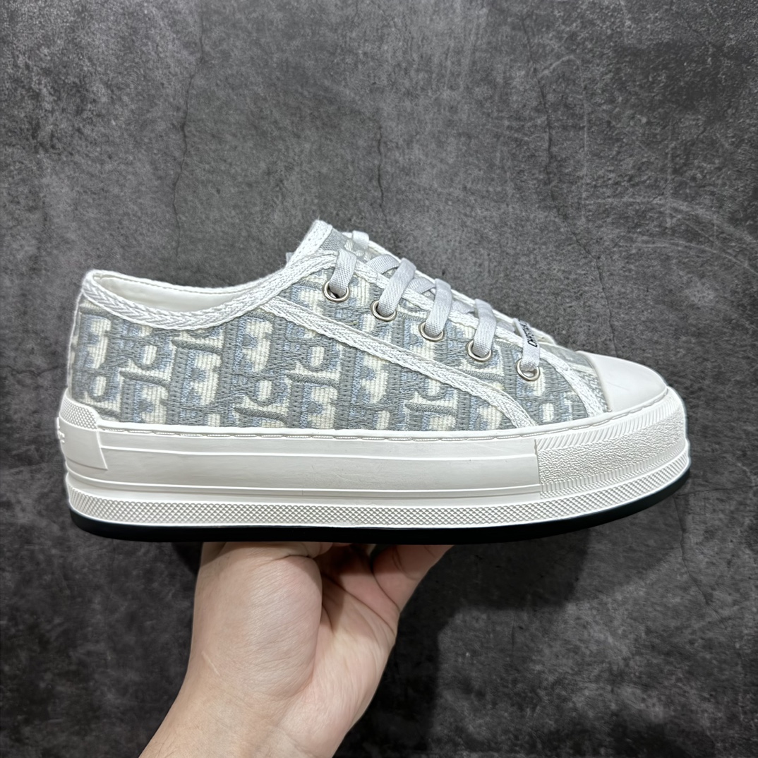 【广东公司级版本】 Dior迪奥Walk\'n系列 老花 刺绣 厚底帆布鞋 休闲运动鞋 原版购入开发 做货 这款 Walk\'n\'Dior 厚底运动鞋是一款时尚单品,提升该系列的格调。Oblique 印花棉质刺绣鞋面,搭配舒适厚底、鞋舌和 Christian Dior Paris 标志鞋带。可为各式休闲造型增添时髦气质 ▪️面料: 原版定制进口Oblique 印花刺绣 ▪️内里: 进口柔软羊皮里 ▪️大底: 原版独家开模TPU材质 ▪️底厚: 4.5CM ▪️尺码: 女款35-40-选品中心