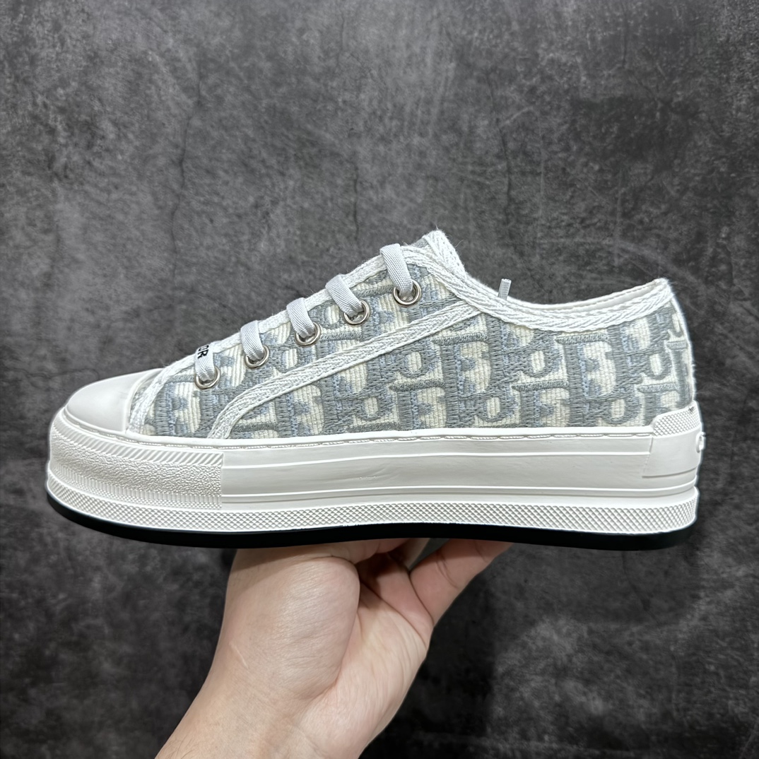 图片[2]-【广东公司级版本】 Dior迪奥Walk\’n系列 老花 刺绣 厚底帆布鞋 休闲运动鞋 原版购入开发 做货 这款 Walk\’n\’Dior 厚底运动鞋是一款时尚单品，提升该系列的格调。Oblique 印花棉质刺绣鞋面，搭配舒适厚底、鞋舌和 Christian Dior Paris 标志鞋带。可为各式休闲造型增添时髦气质 ▪️面料： 原版定制进口Oblique 印花刺绣 ▪️内里： 进口柔软羊皮里 ▪️大底： 原版独家开模TPU材质 ▪️底厚： 4.5CM ▪️尺码： 女款35-40-选品中心