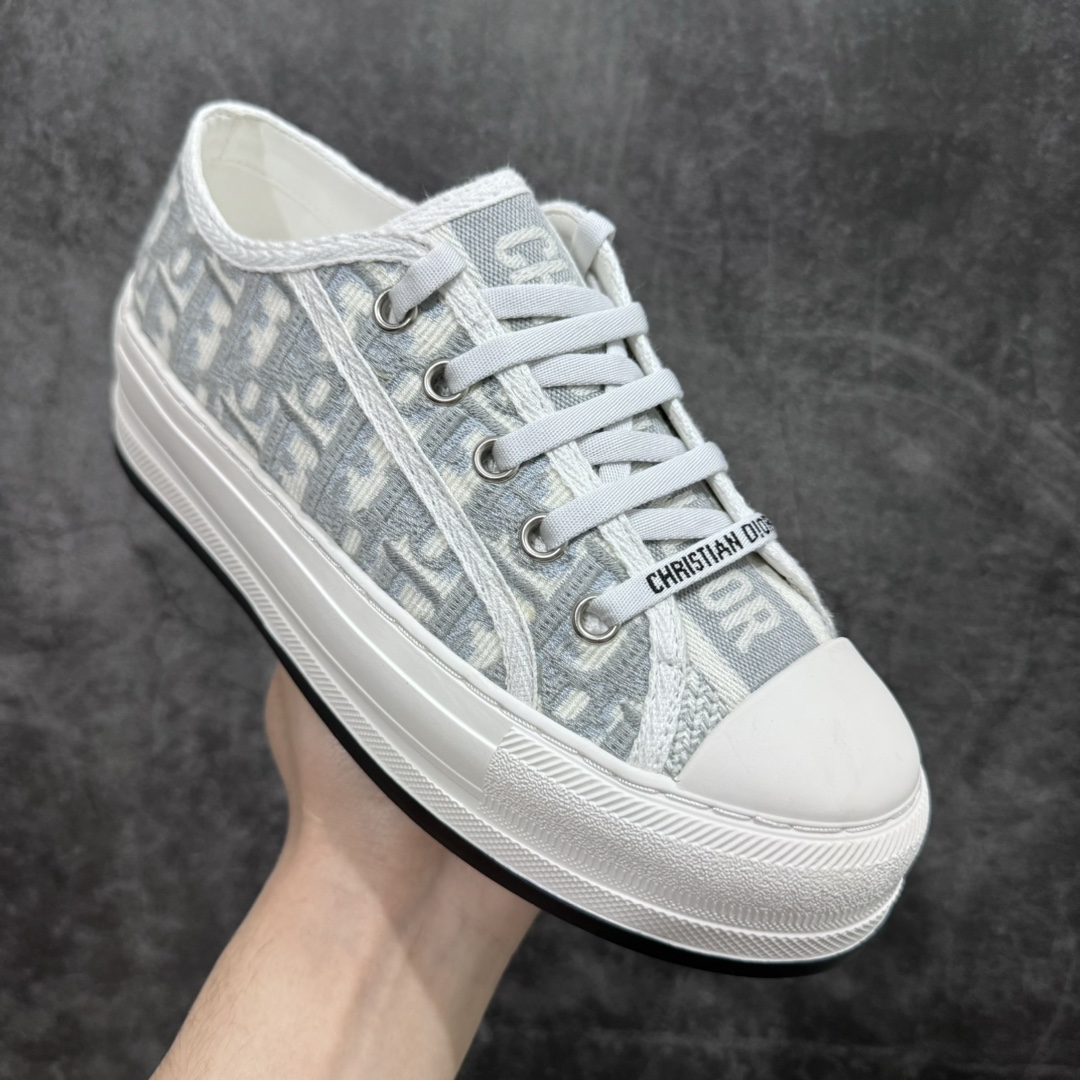 图片[3]-【广东公司级版本】 Dior迪奥Walk\’n系列 老花 刺绣 厚底帆布鞋 休闲运动鞋 原版购入开发 做货 这款 Walk\’n\’Dior 厚底运动鞋是一款时尚单品，提升该系列的格调。Oblique 印花棉质刺绣鞋面，搭配舒适厚底、鞋舌和 Christian Dior Paris 标志鞋带。可为各式休闲造型增添时髦气质 ▪️面料： 原版定制进口Oblique 印花刺绣 ▪️内里： 进口柔软羊皮里 ▪️大底： 原版独家开模TPU材质 ▪️底厚： 4.5CM ▪️尺码： 女款35-40-选品中心