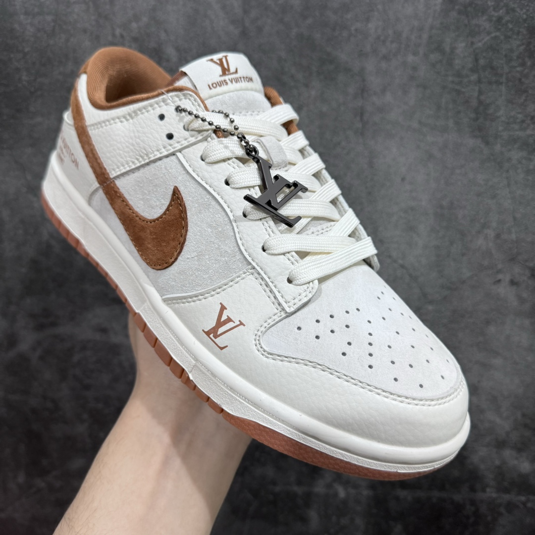 图片[3]-【定制版】Nike SB Dunk Low Louis Vuitton 白灰棕LV印花n纯原大厂出品 极力推荐👏n原装头层材料 独家版型蒸餾加工n帶來的是更好的视觉和脚感体验n大厂纯原品质出货 清洁度 电绣工艺皮料切割干净无任何毛边 细节完美 官方货号：FC1688 166 尺码：36 36.5 37.5 38 38.5 39 40 40.5 41 42 42.5 43 44 44.5 45  编码：HXS320340-莆田鞋批发中心