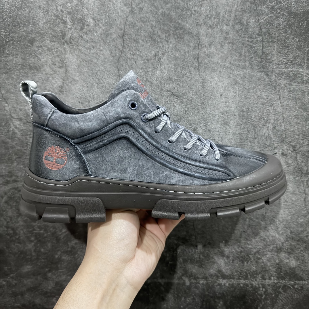 【广东纯原版本】天伯伦 中帮 灰色 新货 Timberland添柏岚/天伯伦户外中帮休闲鞋系列 广东大厂品质 原盒原包装 23ss新款包头鞋底款式设计 时尚潮流搭配 面料采用意大利 顶级磨砂细纹牛皮 搭配防臭防腐真皮乳胶鞋垫 给您完美的穿着体验 质量考究耐穿 型男必备 专治不帅 高品质脚感一流 货号:TB10055 尺码:39 40 41 42 43 44 皮鞋码-选品中心