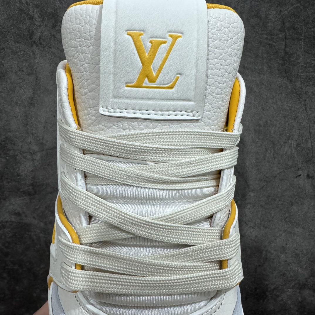 图片[5]-【无胶顶级版礼盒有字版】 现货当天可取 LV Trainer系列高奢运动鞋 白黄 潮人必备单品 同步ZP官网空胶工艺 鞋舌、挂饰均镶嵌NFC芯片感应装置 正确胶片断点式设计 中底正确还原原版油印字母比例 1：1原楦格板、楦头、刀磨全新升级！ 独家订制顶级压纹粒面小牛皮 原版开模TPU大底 质感原版一致 垫脚聚米微料加透气英伦网布 披靡市场任何版本！细节完美呈现！ 代购指定版本 全新升级最新双盒包装 扫码秒进官网！ 全套包装配件同比原版 尺码：35-45-选品中心