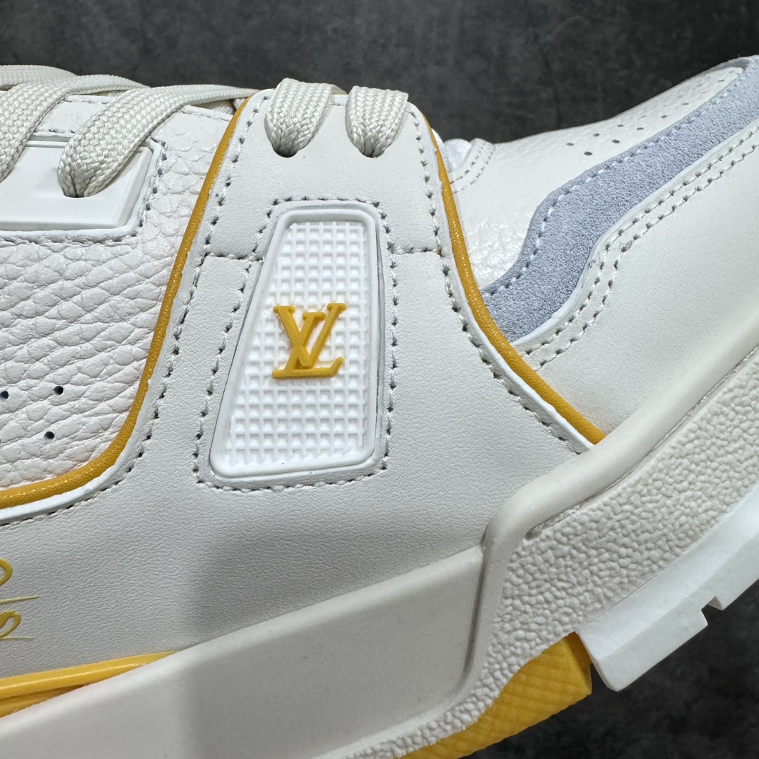 图片[3]-【无胶顶级版礼盒有字版】 现货当天可取 LV Trainer系列高奢运动鞋 白黄 潮人必备单品 同步ZP官网空胶工艺 鞋舌、挂饰均镶嵌NFC芯片感应装置 正确胶片断点式设计 中底正确还原原版油印字母比例 1：1原楦格板、楦头、刀磨全新升级！ 独家订制顶级压纹粒面小牛皮 原版开模TPU大底 质感原版一致 垫脚聚米微料加透气英伦网布 披靡市场任何版本！细节完美呈现！ 代购指定版本 全新升级最新双盒包装 扫码秒进官网！ 全套包装配件同比原版 尺码：35-45-选品中心