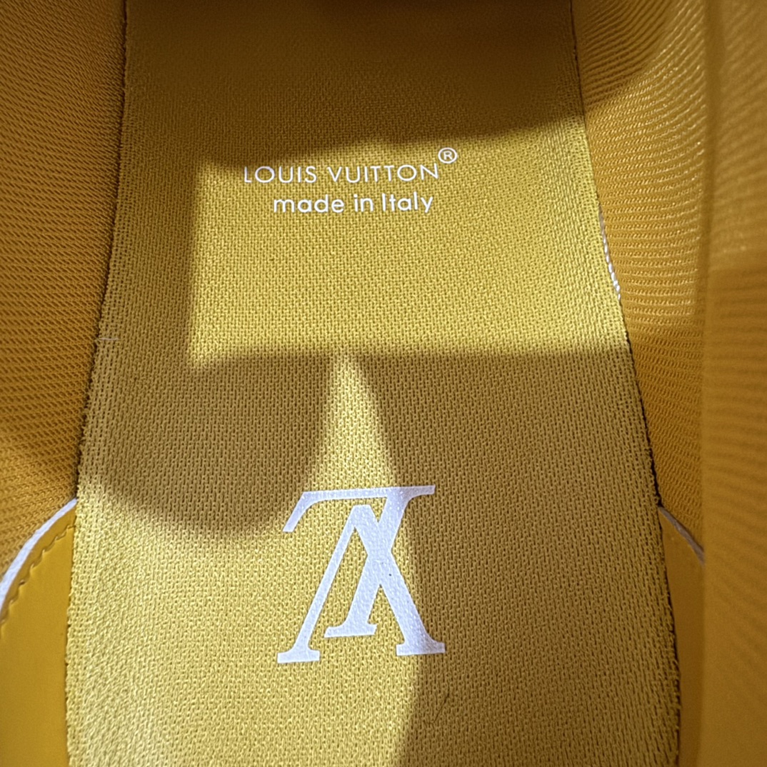 图片[7]-【无胶顶级版礼盒有字版】 现货当天可取 LV Trainer系列高奢运动鞋 白黄 潮人必备单品 同步ZP官网空胶工艺 鞋舌、挂饰均镶嵌NFC芯片感应装置 正确胶片断点式设计 中底正确还原原版油印字母比例 1：1原楦格板、楦头、刀磨全新升级！ 独家订制顶级压纹粒面小牛皮 原版开模TPU大底 质感原版一致 垫脚聚米微料加透气英伦网布 披靡市场任何版本！细节完美呈现！ 代购指定版本 全新升级最新双盒包装 扫码秒进官网！ 全套包装配件同比原版 尺码：35-45-选品中心