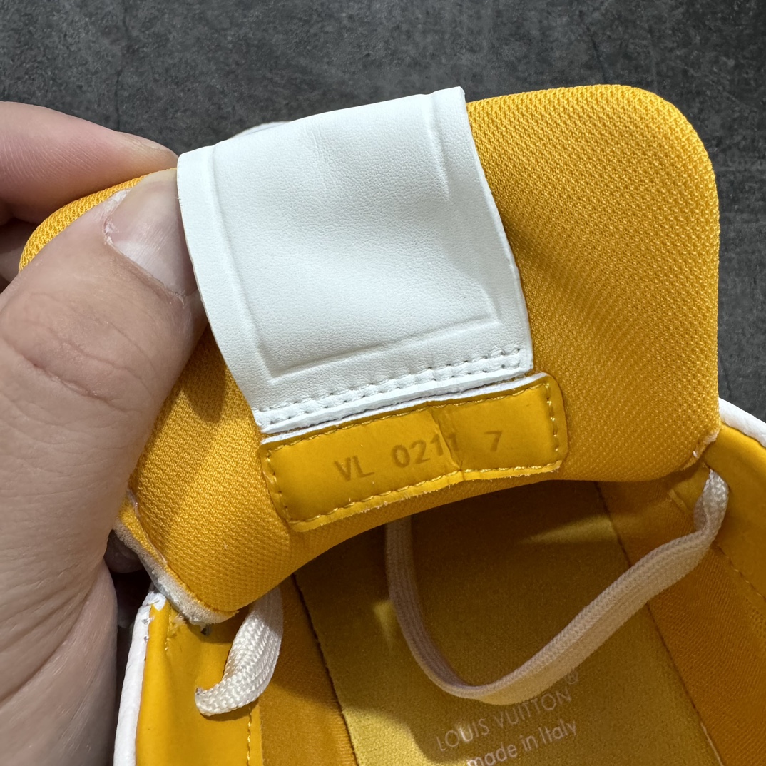 图片[6]-【无胶顶级版礼盒有字版】 现货当天可取 LV Trainer系列高奢运动鞋 白黄 潮人必备单品 同步ZP官网空胶工艺 鞋舌、挂饰均镶嵌NFC芯片感应装置 正确胶片断点式设计 中底正确还原原版油印字母比例 1：1原楦格板、楦头、刀磨全新升级！ 独家订制顶级压纹粒面小牛皮 原版开模TPU大底 质感原版一致 垫脚聚米微料加透气英伦网布 披靡市场任何版本！细节完美呈现！ 代购指定版本 全新升级最新双盒包装 扫码秒进官网！ 全套包装配件同比原版 尺码：35-45-选品中心