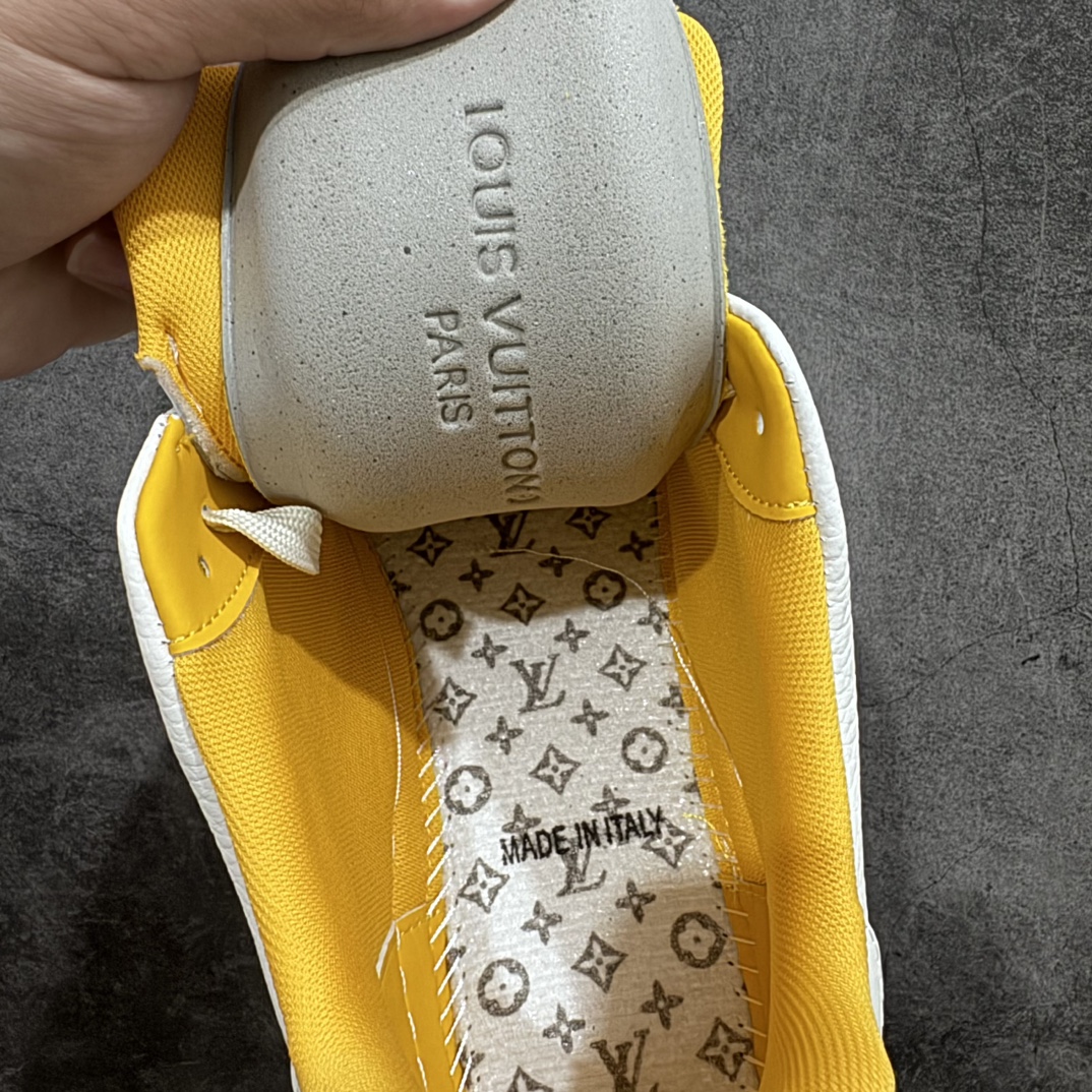 图片[8]-【无胶顶级版礼盒有字版】 现货当天可取 LV Trainer系列高奢运动鞋 白黄 潮人必备单品 同步ZP官网空胶工艺 鞋舌、挂饰均镶嵌NFC芯片感应装置 正确胶片断点式设计 中底正确还原原版油印字母比例 1：1原楦格板、楦头、刀磨全新升级！ 独家订制顶级压纹粒面小牛皮 原版开模TPU大底 质感原版一致 垫脚聚米微料加透气英伦网布 披靡市场任何版本！细节完美呈现！ 代购指定版本 全新升级最新双盒包装 扫码秒进官网！ 全套包装配件同比原版 尺码：35-45-选品中心