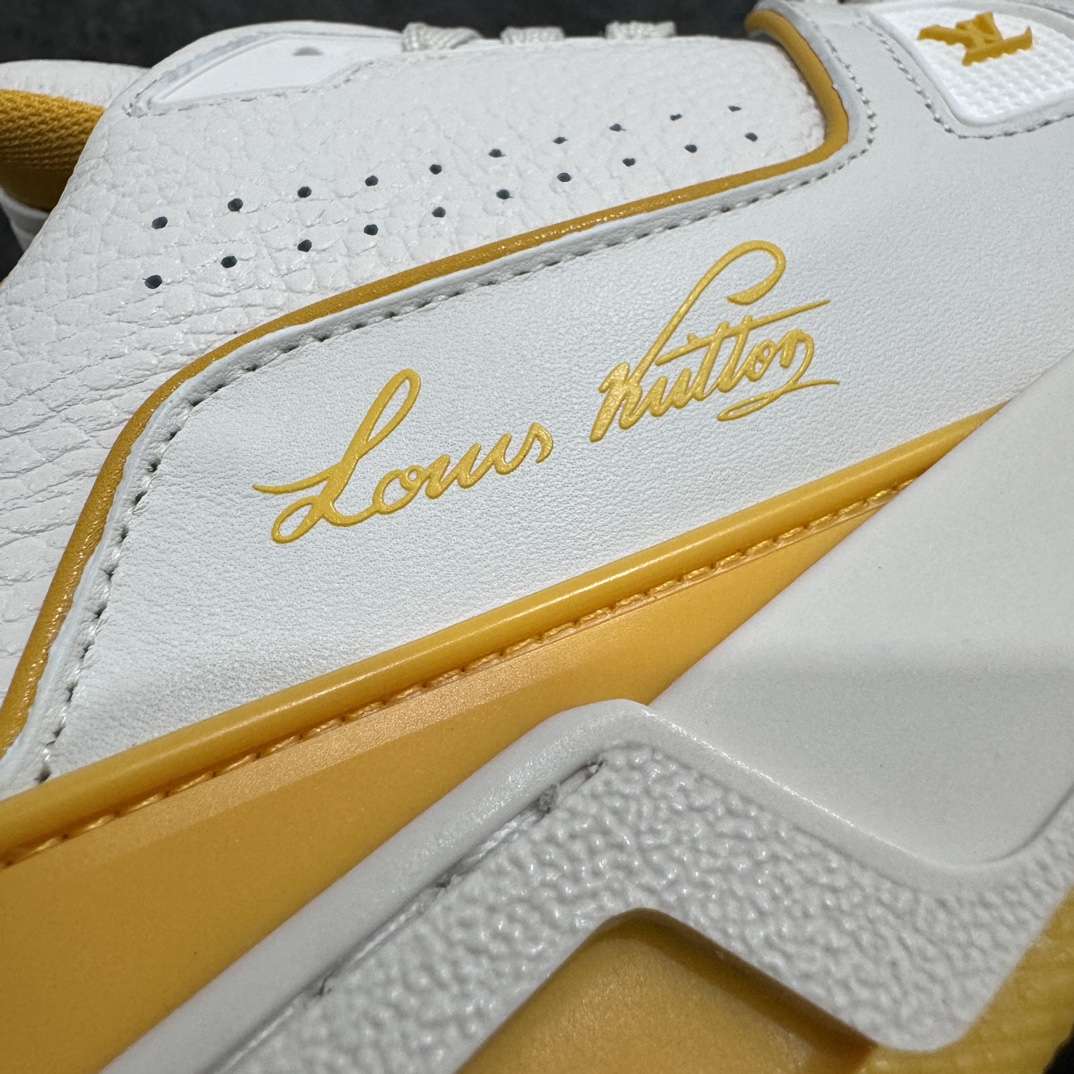 图片[2]-【无胶顶级版礼盒有字版】 现货当天可取 LV Trainer系列高奢运动鞋 白黄 潮人必备单品 同步ZP官网空胶工艺 鞋舌、挂饰均镶嵌NFC芯片感应装置 正确胶片断点式设计 中底正确还原原版油印字母比例 1：1原楦格板、楦头、刀磨全新升级！ 独家订制顶级压纹粒面小牛皮 原版开模TPU大底 质感原版一致 垫脚聚米微料加透气英伦网布 披靡市场任何版本！细节完美呈现！ 代购指定版本 全新升级最新双盒包装 扫码秒进官网！ 全套包装配件同比原版 尺码：35-45-选品中心