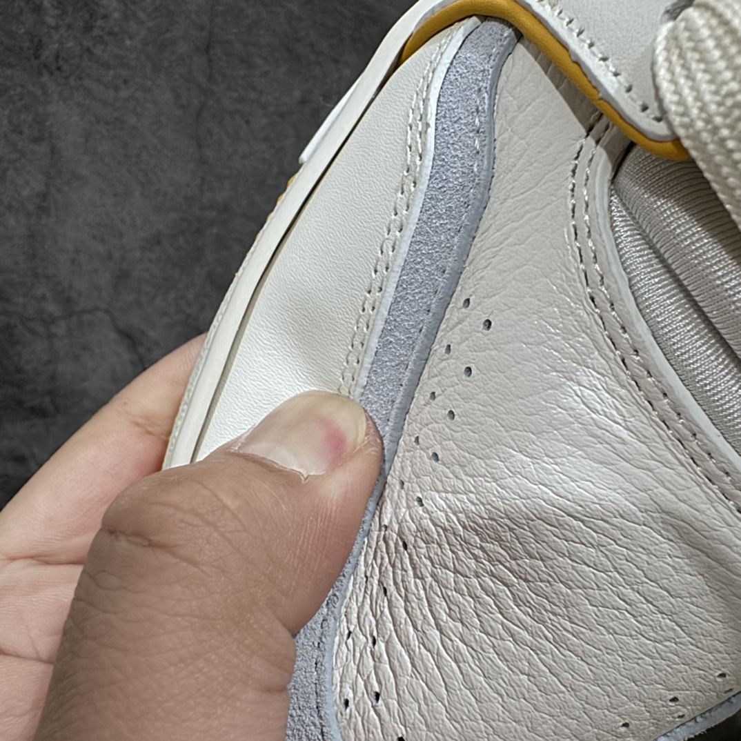 图片[9]-【无胶顶级版礼盒有字版】 现货当天可取 LV Trainer系列高奢运动鞋 白黄 潮人必备单品 同步ZP官网空胶工艺 鞋舌、挂饰均镶嵌NFC芯片感应装置 正确胶片断点式设计 中底正确还原原版油印字母比例 1：1原楦格板、楦头、刀磨全新升级！ 独家订制顶级压纹粒面小牛皮 原版开模TPU大底 质感原版一致 垫脚聚米微料加透气英伦网布 披靡市场任何版本！细节完美呈现！ 代购指定版本 全新升级最新双盒包装 扫码秒进官网！ 全套包装配件同比原版 尺码：35-45-选品中心