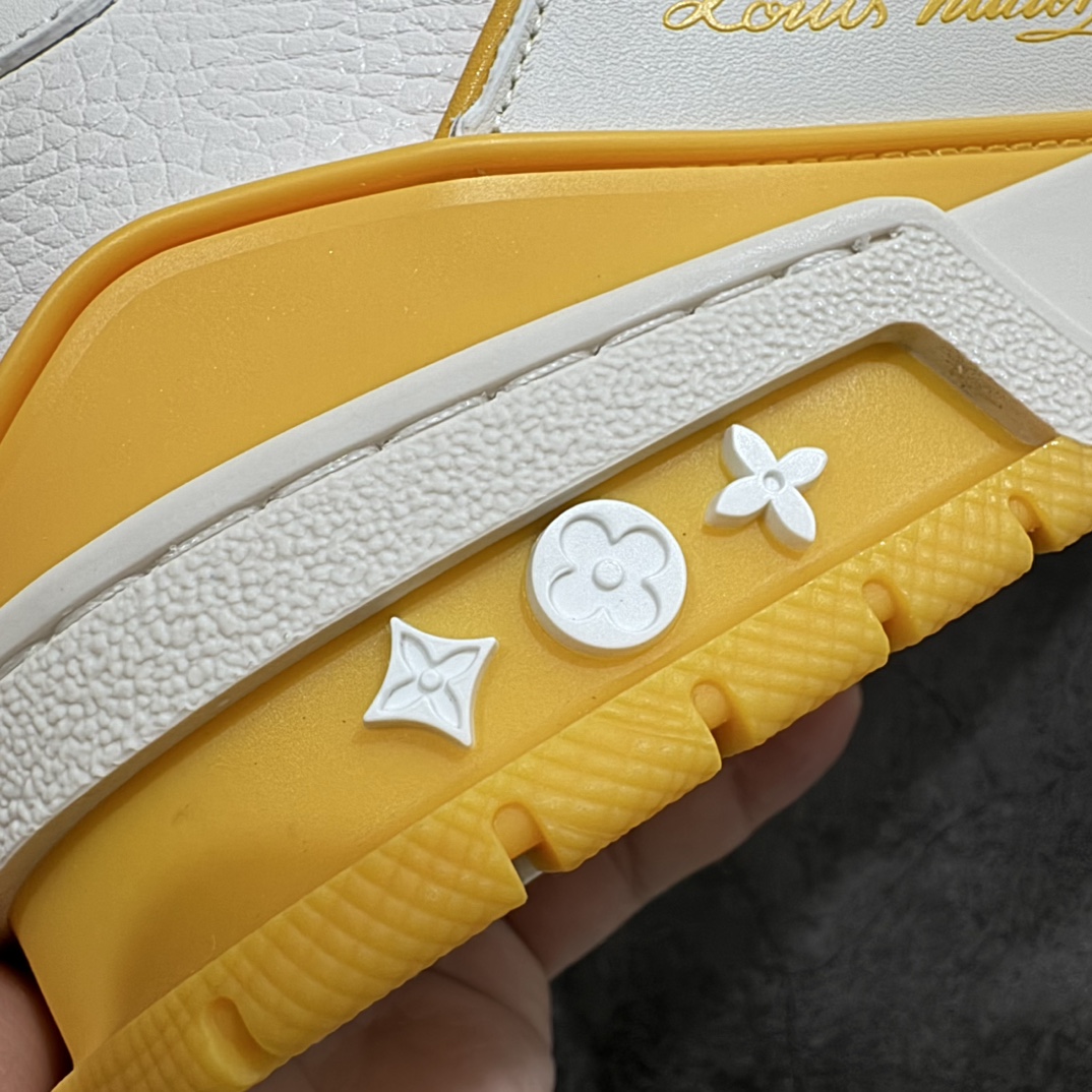 【无胶顶级版礼盒有字版】 现货当天可取 LV Trainer系列高奢运动鞋 白黄 潮人必备单品 同步ZP官网空胶工艺 鞋舌、挂饰均镶嵌NFC芯片感应装置 正确胶片断点式设计 中底正确还原原版油印字母比例 1:1原楦格板、楦头、刀磨全新升级! 独家订制顶级压纹粒面小牛皮 原版开模TPU大底 质感原版一致 垫脚聚米微料加透气英伦网布 披靡市场任何版本!细节完美呈现! 代购指定版本 全新升级最新双盒包装 扫码秒进官网! 全套包装配件同比原版 尺码:35-45-选品中心