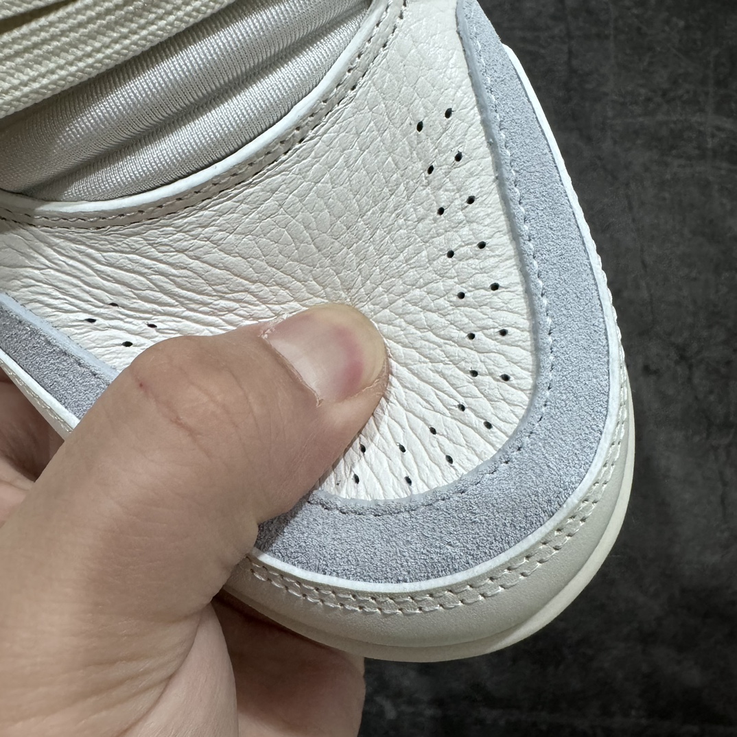 图片[4]-【无胶顶级版礼盒有字版】 现货当天可取 LV Trainer系列高奢运动鞋 白黄 潮人必备单品 同步ZP官网空胶工艺 鞋舌、挂饰均镶嵌NFC芯片感应装置 正确胶片断点式设计 中底正确还原原版油印字母比例 1：1原楦格板、楦头、刀磨全新升级！ 独家订制顶级压纹粒面小牛皮 原版开模TPU大底 质感原版一致 垫脚聚米微料加透气英伦网布 披靡市场任何版本！细节完美呈现！ 代购指定版本 全新升级最新双盒包装 扫码秒进官网！ 全套包装配件同比原版 尺码：35-45-选品中心