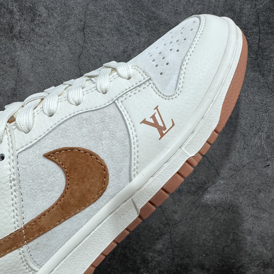 图片[6]-【定制版】Nike SB Dunk Low Louis Vuitton 白灰棕LV印花n纯原大厂出品 极力推荐👏n原装头层材料 独家版型蒸餾加工n帶來的是更好的视觉和脚感体验n大厂纯原品质出货 清洁度 电绣工艺皮料切割干净无任何毛边 细节完美 官方货号：FC1688 166 尺码：36 36.5 37.5 38 38.5 39 40 40.5 41 42 42.5 43 44 44.5 45  编码：HXS320340-莆田鞋批发中心