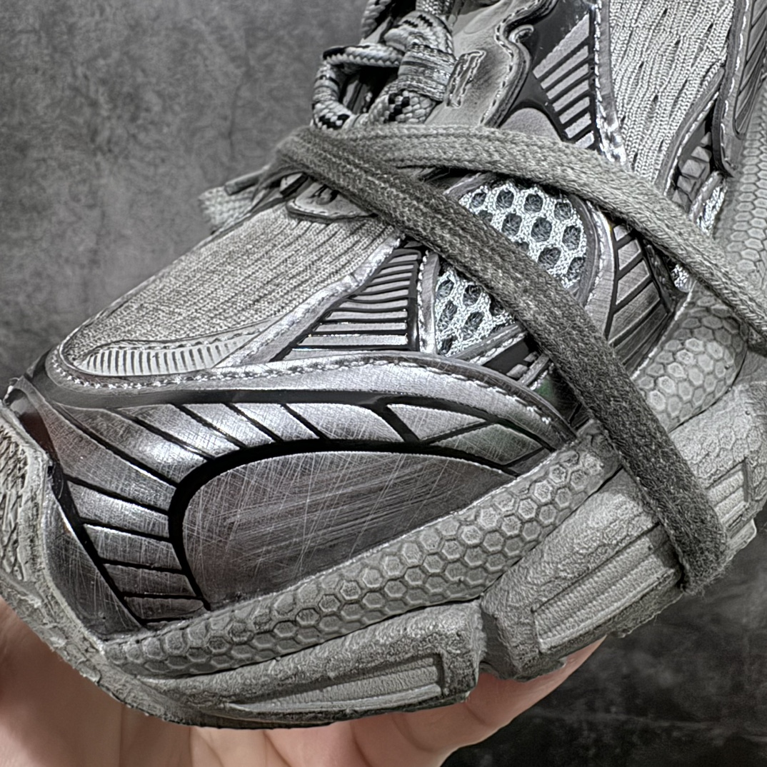 图片[3]-【X版纯原】BALENCIAGA 3XL Sneakers 巴黎世家十代网布系带低帮走秀复古老爹鞋 全新版本 全新顶端品质 全套原纸板楦头开发 最原汁原味的灵魂版型 全鞋荧光划线卡点 胶水把控整洁度追求极致完美 每一双都是工艺品 多重QC质检 超越公司货的品控标准 实实在在的免检产品 原盒原配 正确字体电绣 粗细、位置、大小正确 侧边TPU 透气孔匹配意产原版 正确分离大底 TPU软底 原版一致大底LOGO 立体感十足 原厂皮料水洗做旧 采购原厂网纱 不含皮革 网布材料和聚氨酯 磨损效果 鞋头边缘和后帮 Balenciaga 徽标 鞋面和后跟凸印尺码 鞋舌 3XL 橡胶品牌标识和反光细节 鞋帮拉袢和鞋舌拉祥 配反光细节 备用鞋带在鞋履前侧 可在穿着前取下 便于不同造型搭配 正常尺码 尺码：35 36 37 38 39 40 41 42 43 44 45 46-选品中心