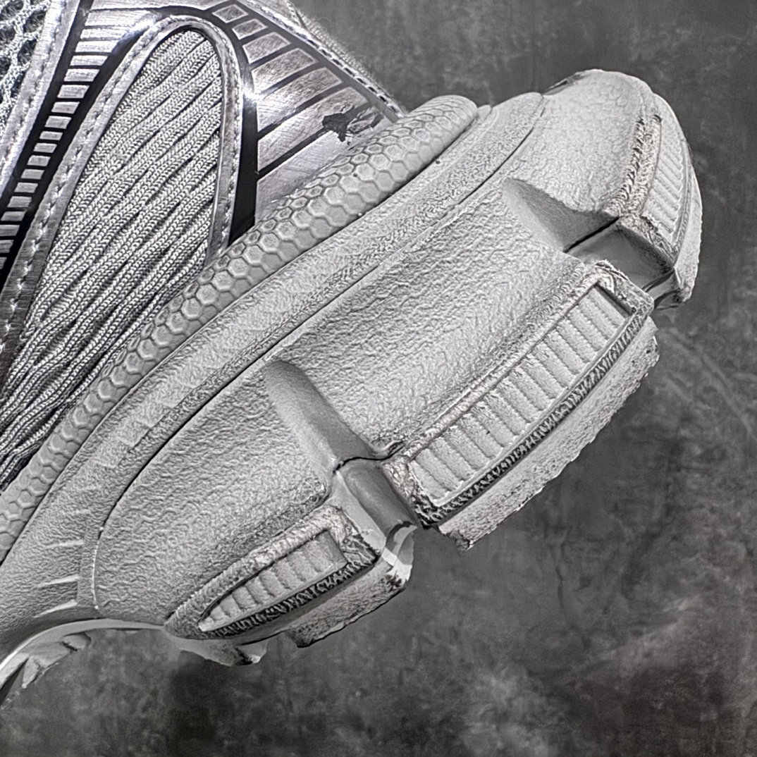 图片[8]-【X版纯原】BALENCIAGA 3XL Sneakers 巴黎世家十代网布系带低帮走秀复古老爹鞋 全新版本 全新顶端品质 全套原纸板楦头开发 最原汁原味的灵魂版型 全鞋荧光划线卡点 胶水把控整洁度追求极致完美 每一双都是工艺品 多重QC质检 超越公司货的品控标准 实实在在的免检产品 原盒原配 正确字体电绣 粗细、位置、大小正确 侧边TPU 透气孔匹配意产原版 正确分离大底 TPU软底 原版一致大底LOGO 立体感十足 原厂皮料水洗做旧 采购原厂网纱 不含皮革 网布材料和聚氨酯 磨损效果 鞋头边缘和后帮 Balenciaga 徽标 鞋面和后跟凸印尺码 鞋舌 3XL 橡胶品牌标识和反光细节 鞋帮拉袢和鞋舌拉祥 配反光细节 备用鞋带在鞋履前侧 可在穿着前取下 便于不同造型搭配 正常尺码 尺码：35 36 37 38 39 40 41 42 43 44 45 46-选品中心