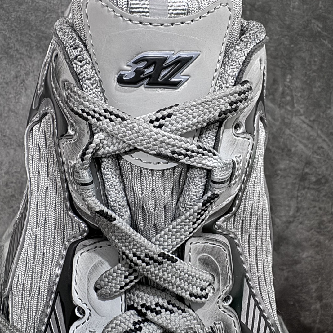 图片[6]-【X版纯原】BALENCIAGA 3XL Sneakers 巴黎世家十代网布系带低帮走秀复古老爹鞋 全新版本 全新顶端品质 全套原纸板楦头开发 最原汁原味的灵魂版型 全鞋荧光划线卡点 胶水把控整洁度追求极致完美 每一双都是工艺品 多重QC质检 超越公司货的品控标准 实实在在的免检产品 原盒原配 正确字体电绣 粗细、位置、大小正确 侧边TPU 透气孔匹配意产原版 正确分离大底 TPU软底 原版一致大底LOGO 立体感十足 原厂皮料水洗做旧 采购原厂网纱 不含皮革 网布材料和聚氨酯 磨损效果 鞋头边缘和后帮 Balenciaga 徽标 鞋面和后跟凸印尺码 鞋舌 3XL 橡胶品牌标识和反光细节 鞋帮拉袢和鞋舌拉祥 配反光细节 备用鞋带在鞋履前侧 可在穿着前取下 便于不同造型搭配 正常尺码 尺码：35 36 37 38 39 40 41 42 43 44 45 46-选品中心