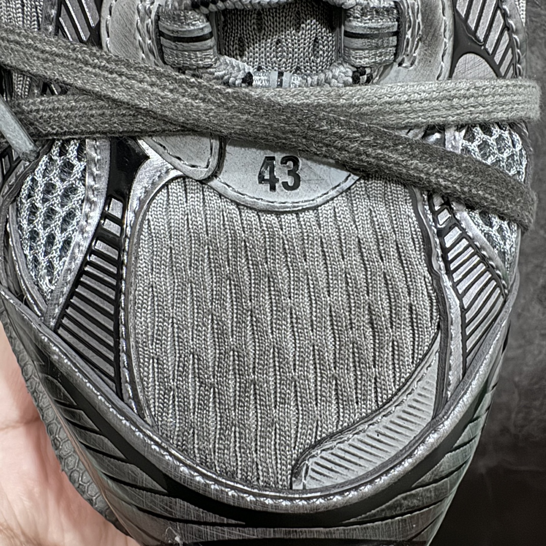 图片[5]-【X版纯原】BALENCIAGA 3XL Sneakers 巴黎世家十代网布系带低帮走秀复古老爹鞋 全新版本 全新顶端品质 全套原纸板楦头开发 最原汁原味的灵魂版型 全鞋荧光划线卡点 胶水把控整洁度追求极致完美 每一双都是工艺品 多重QC质检 超越公司货的品控标准 实实在在的免检产品 原盒原配 正确字体电绣 粗细、位置、大小正确 侧边TPU 透气孔匹配意产原版 正确分离大底 TPU软底 原版一致大底LOGO 立体感十足 原厂皮料水洗做旧 采购原厂网纱 不含皮革 网布材料和聚氨酯 磨损效果 鞋头边缘和后帮 Balenciaga 徽标 鞋面和后跟凸印尺码 鞋舌 3XL 橡胶品牌标识和反光细节 鞋帮拉袢和鞋舌拉祥 配反光细节 备用鞋带在鞋履前侧 可在穿着前取下 便于不同造型搭配 正常尺码 尺码：35 36 37 38 39 40 41 42 43 44 45 46-选品中心
